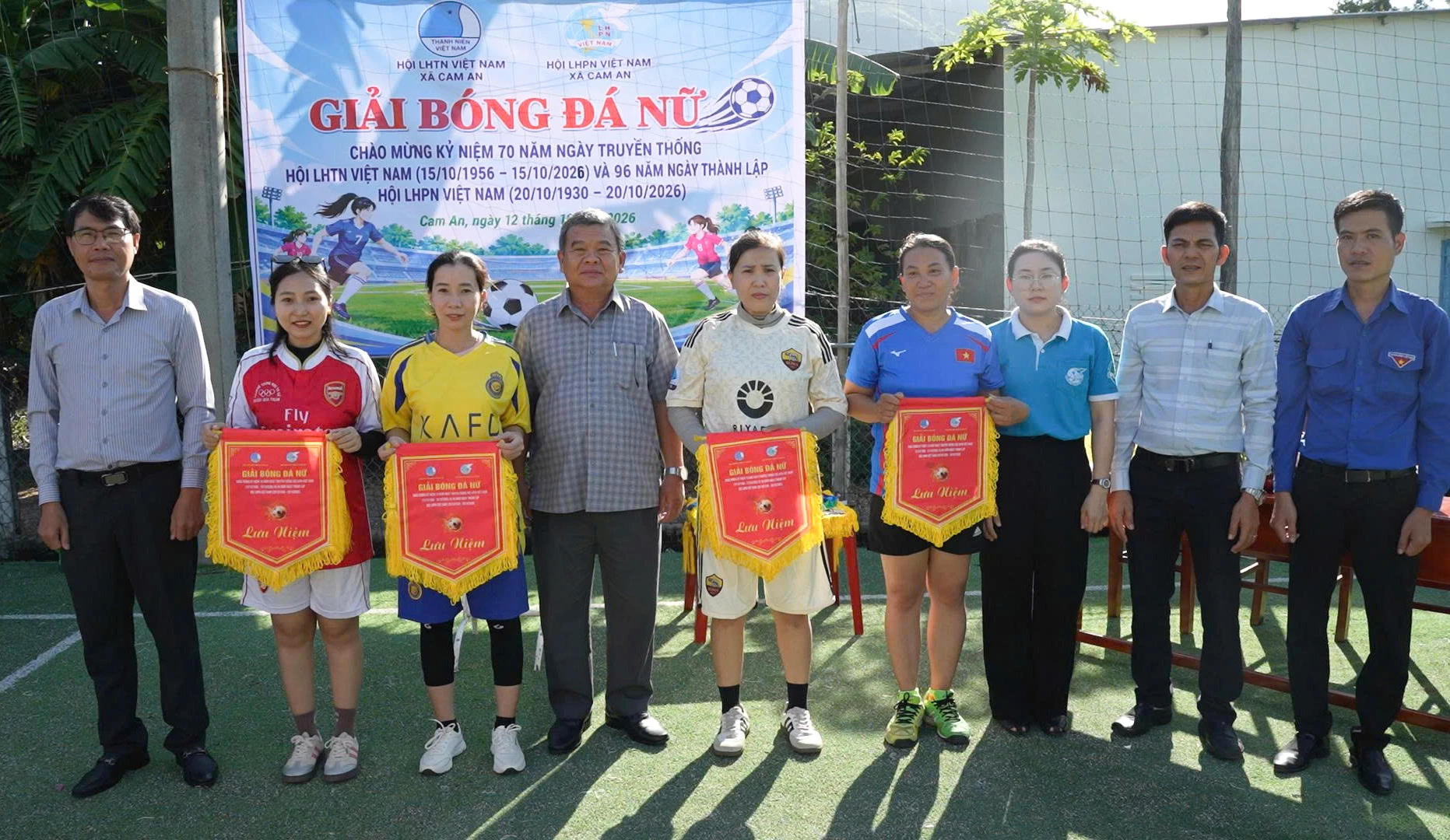 Lãnh đạo Đảng ủy, MTTQ Việt  Nam xã và Ban tổ chức trao cờ lưu niệm cho các đội tham gia giải bóng đá nữ.