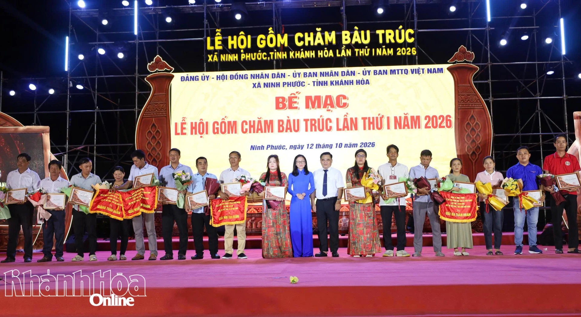 Ban tổ chức trao giải cho các đội đạt thành tích cao tại Hội thi thể thao và trò chơi dân gian.
