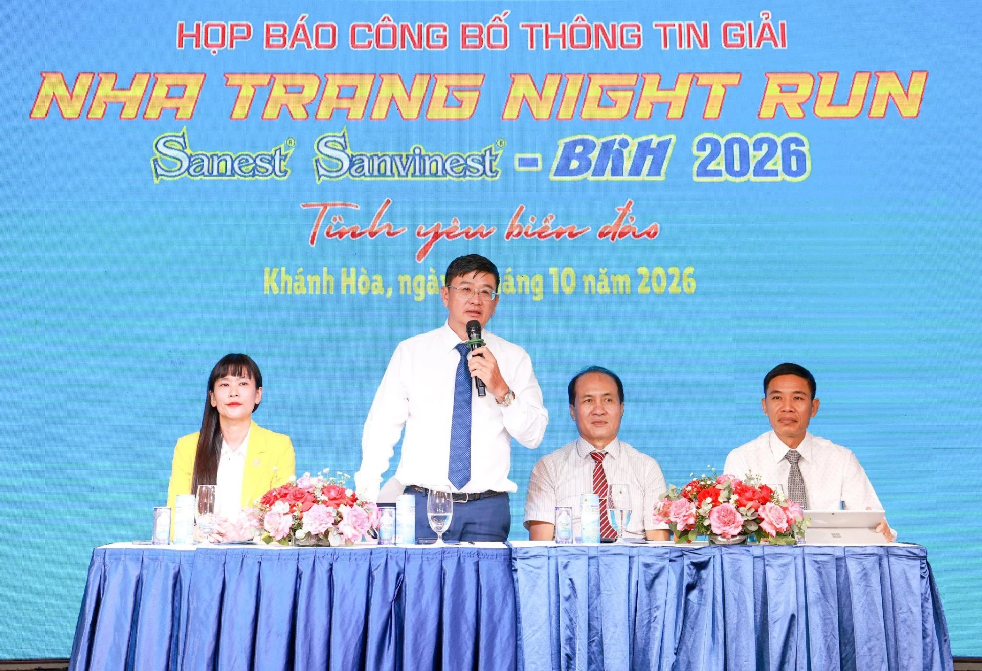Ông Lê Hoàng Triều, Giám đốc Báo và Phát thanh, Truyền hình Khánh Hòa, Trưởng Ban tổ chức giải phát biểu tại buổi họp báo.