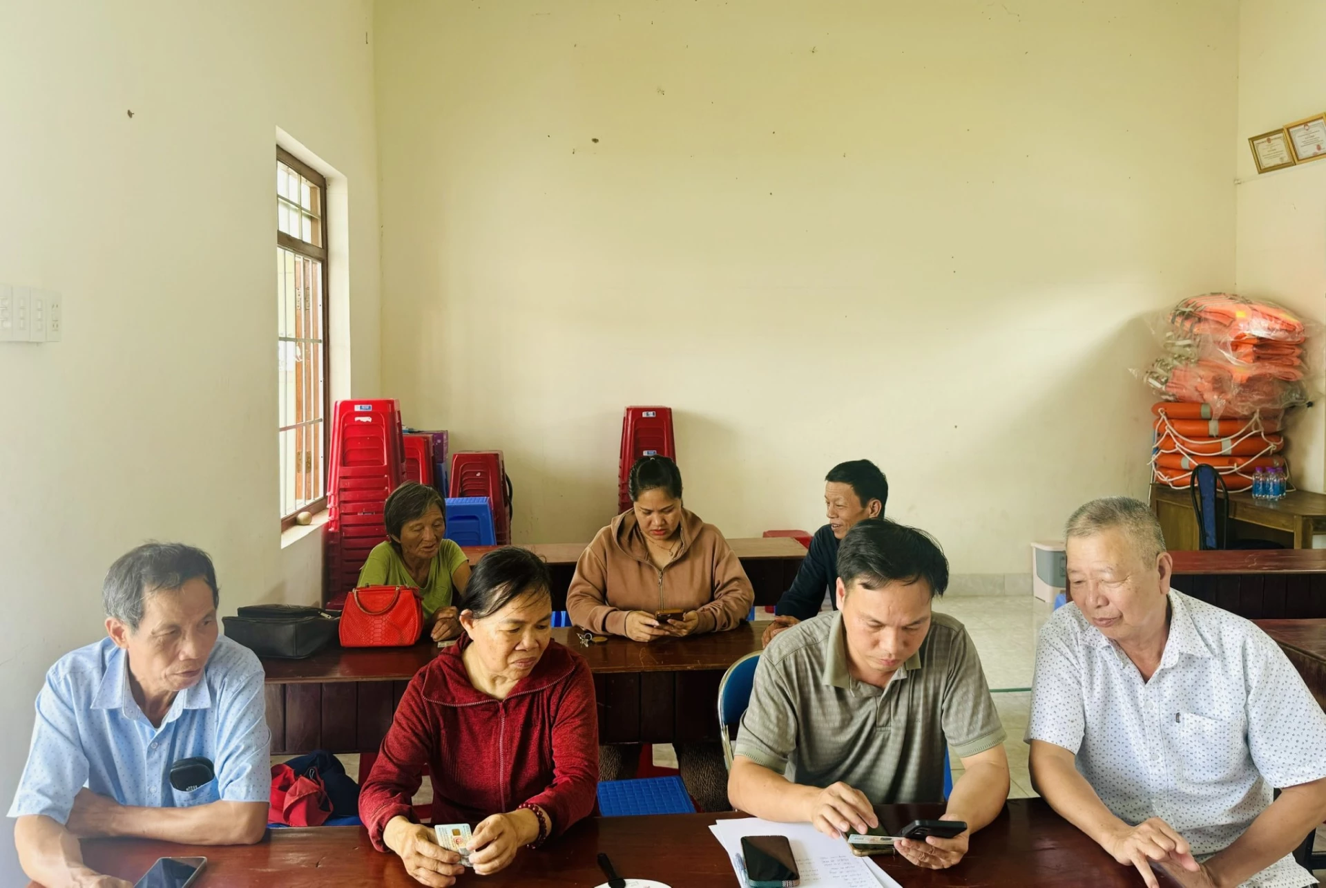 Hướng dẫn người dân đăng ký, sử dụng các tài khoản trên nền tảng số. Ảnh: PHÙNG QUỲNH.