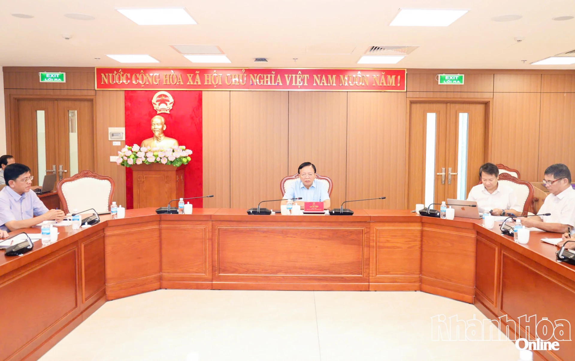 Đồng chí Lê Huyền chủ trì cuộc họp.