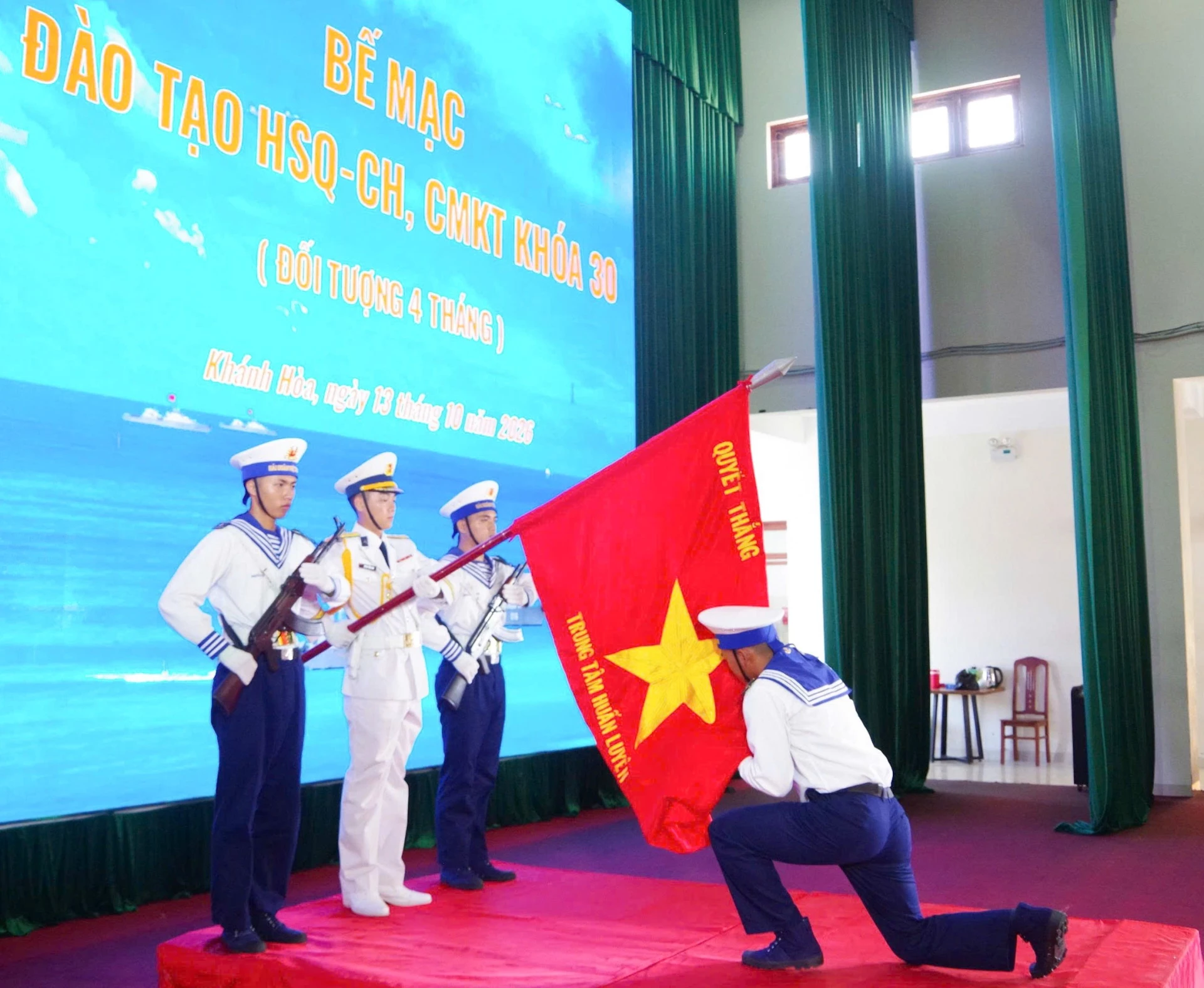 Học viên tốt nghiệp tuyên thệ dưới Quân kỳ Quyết thắng.