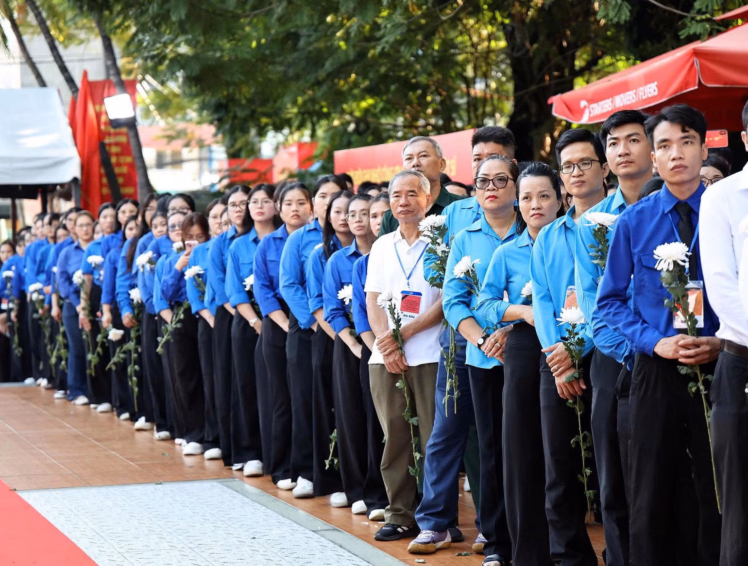 Nhân dân xếp hàng vào viếng, tiễn đưa các liệt sĩ về nơi an nghỉ.