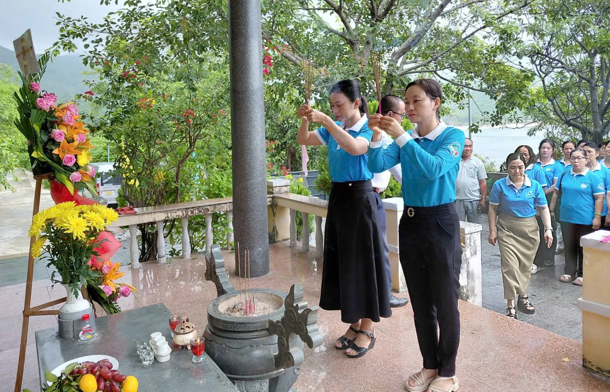 Đoàn dâng hương, dâng hoa tưởng nhớ các anh hùng liệt sĩ.