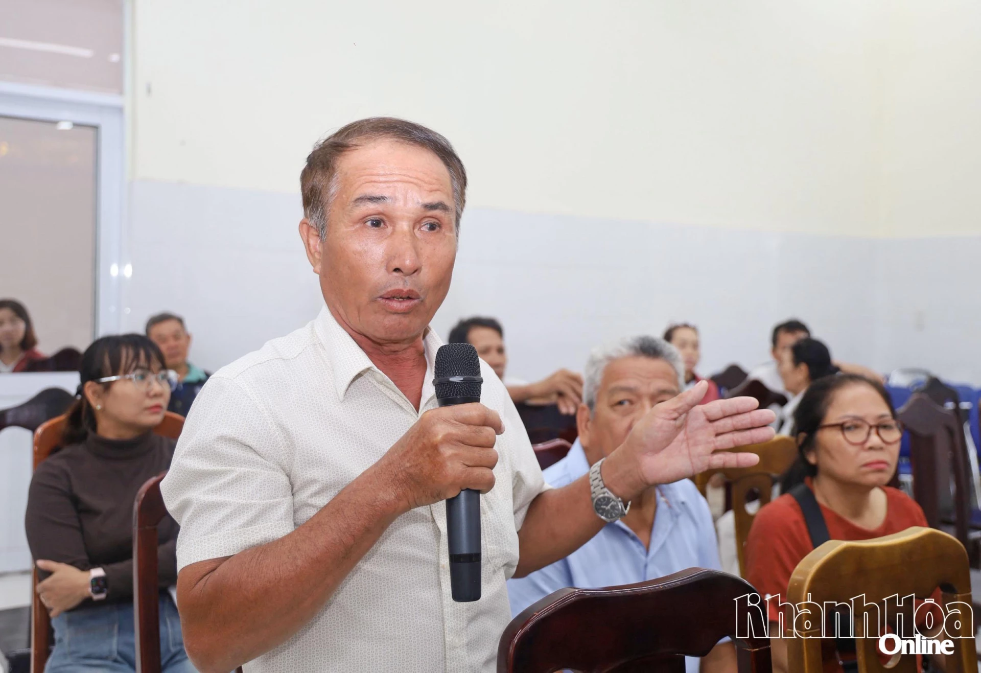 Đại diện một hộ dân phát biểu ý kiến. 