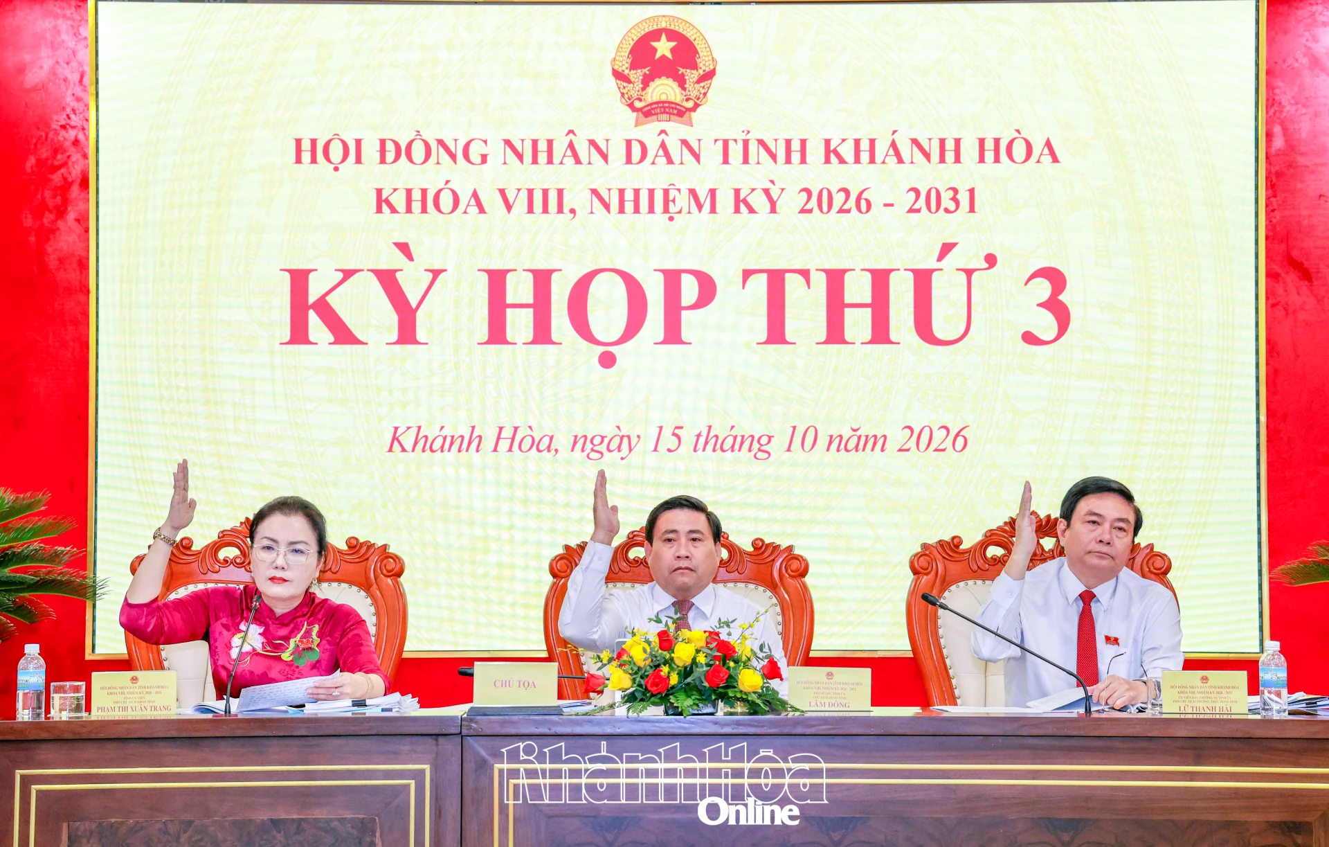 Các đồng chí chủ trì biểu quyết thông qua các nghị quyết tại kỳ họp.