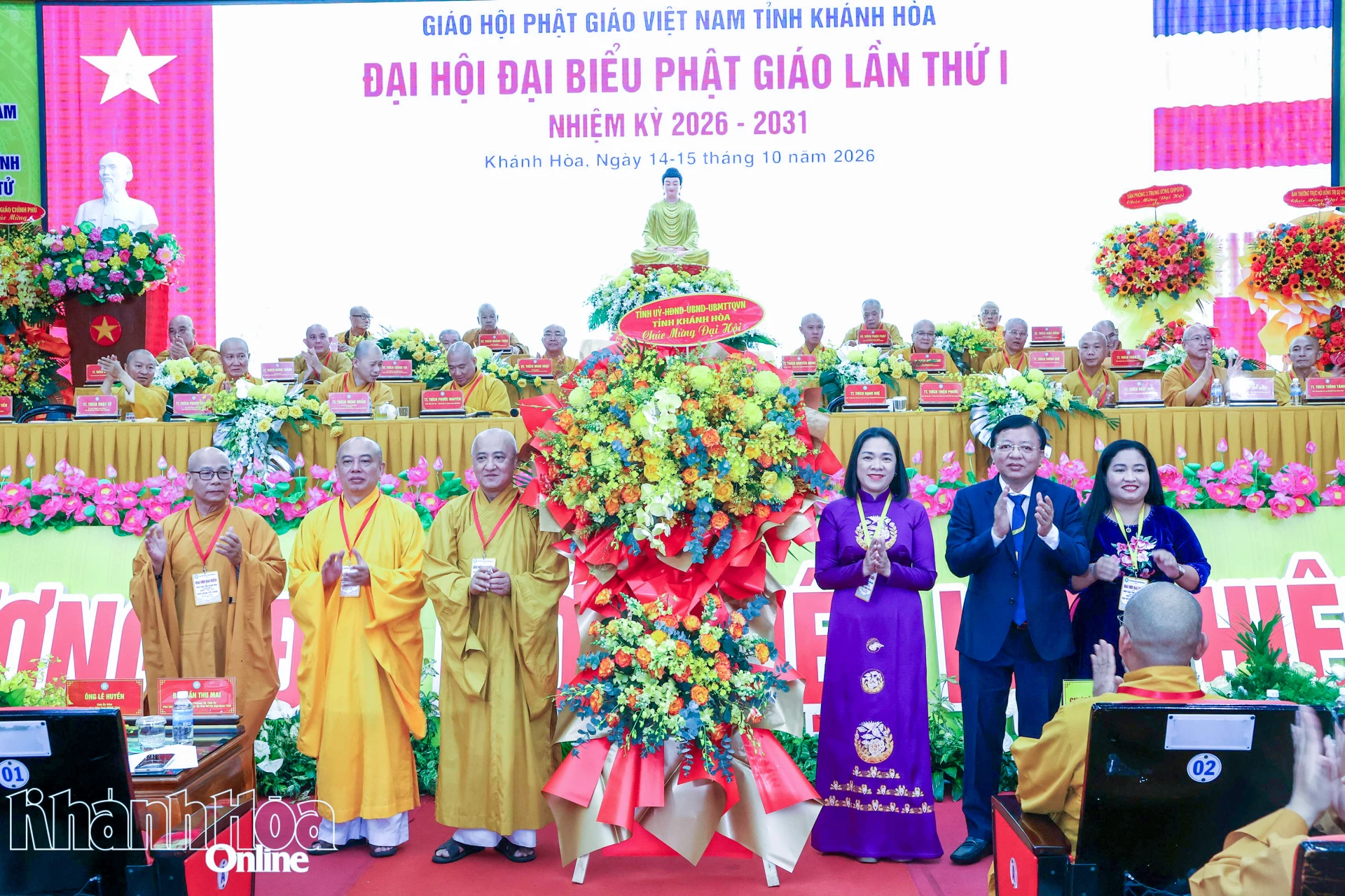 Lãnh đạo tỉnh Khánh Hòa tặng hoa chúc mừng đại diện Ban Trị sự Giáo hội Phật giáo Việt Nam tỉnh.