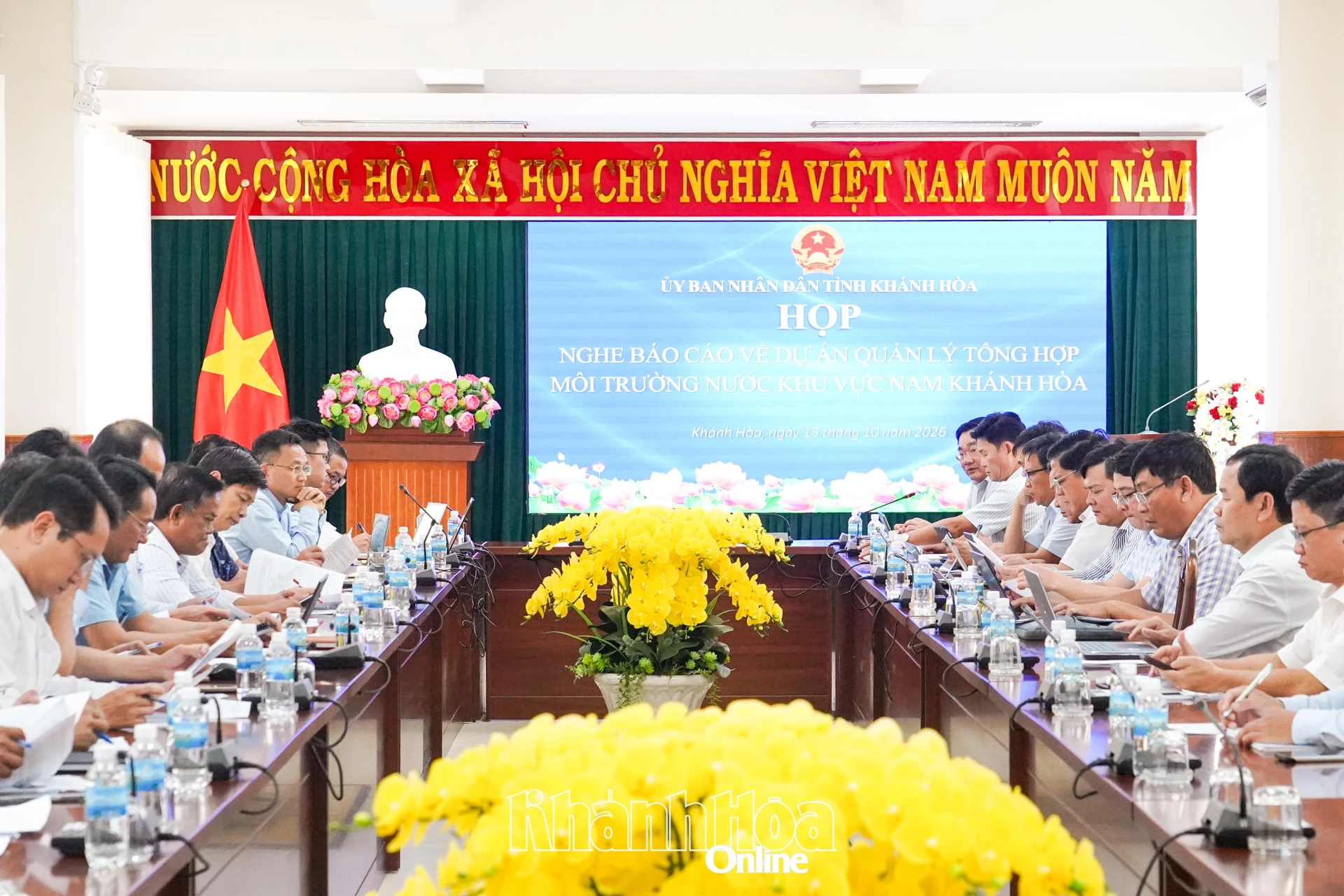 Quang cảnh cuộc họp.