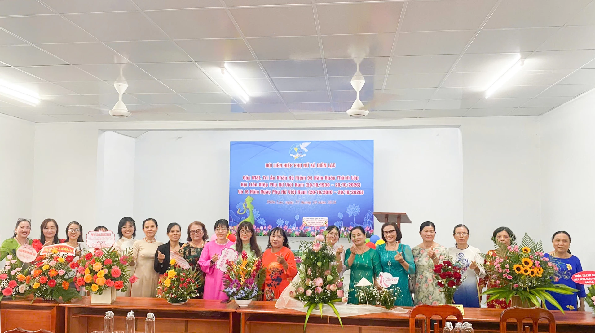 Các cán bộ, hội viên xã tham gia thi cắm hoa.