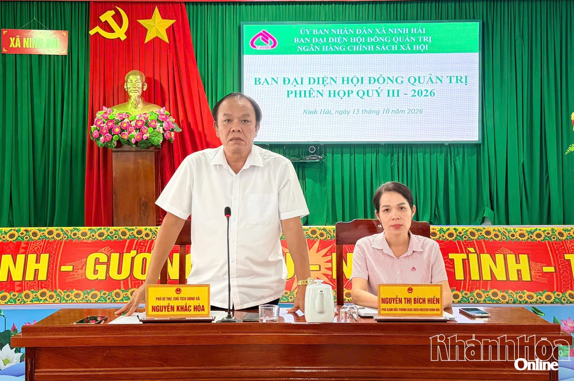 Ông Nguyễn Khắc Hòa - Phó Chủ tịch UBND xã Ninh Hải phát biểu tại phiên họp.