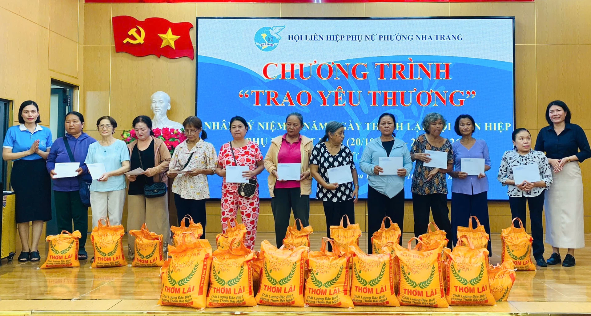 Lãnh đạo Hội Liên hiệp Phụ nữ phường trao quà cho phụ nữ khuyết tật.