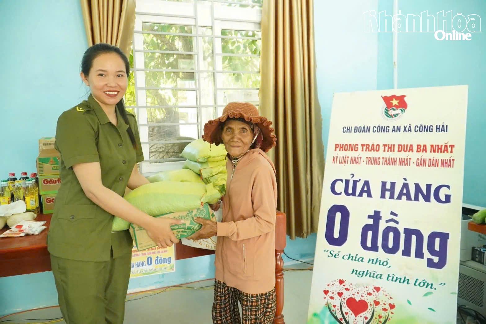 Bà Chamaléa Thị Eng trao quà cho người dân tại gian hàng 0 đồng.