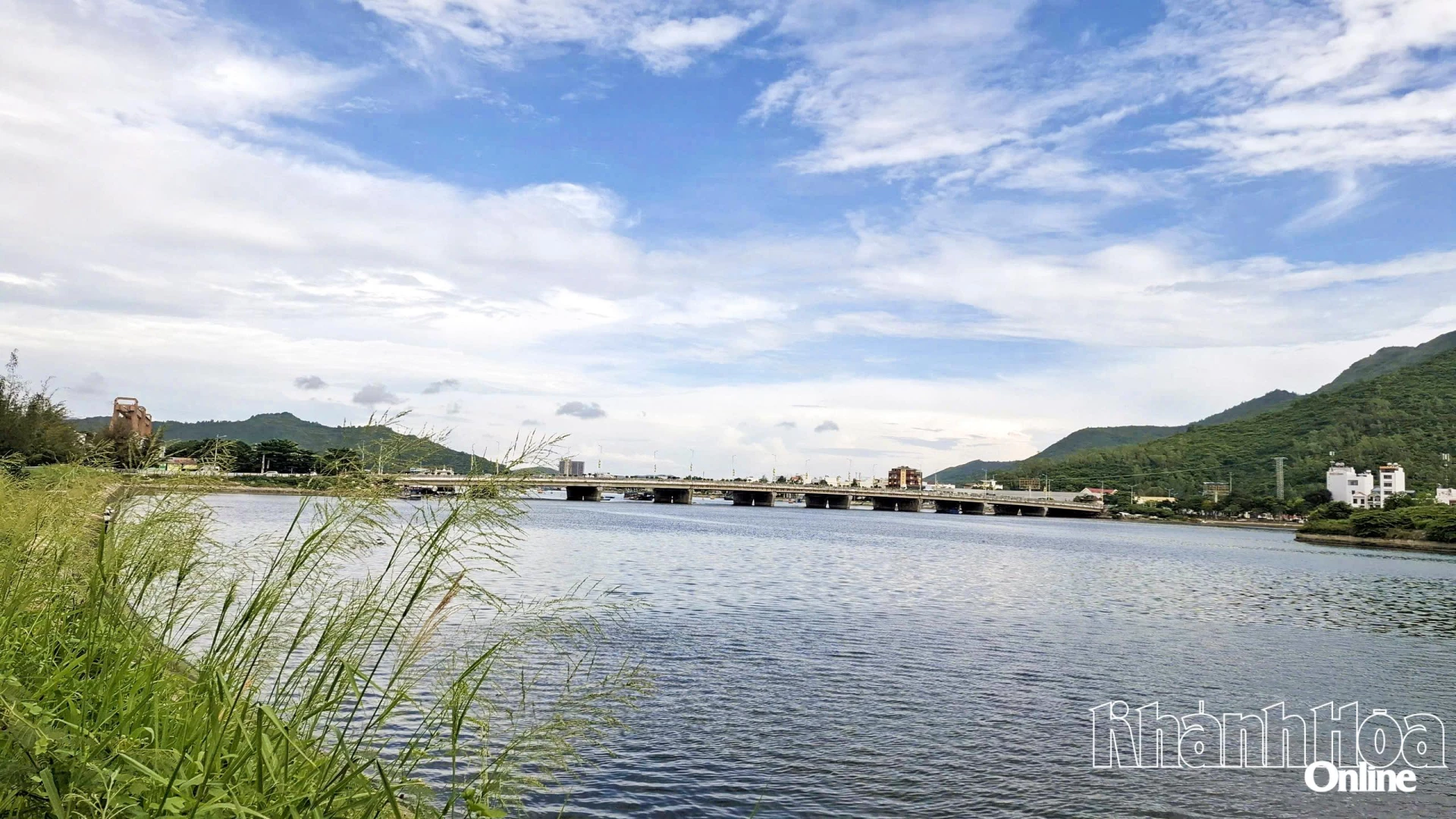 Cầu Bình Tân.  Ảnh: KHANG NGUYỄN