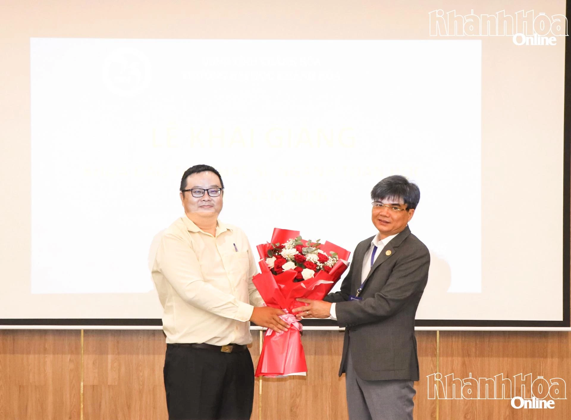 Đại diện học viên tặng hoa cho lãnh đạo nhà trường.