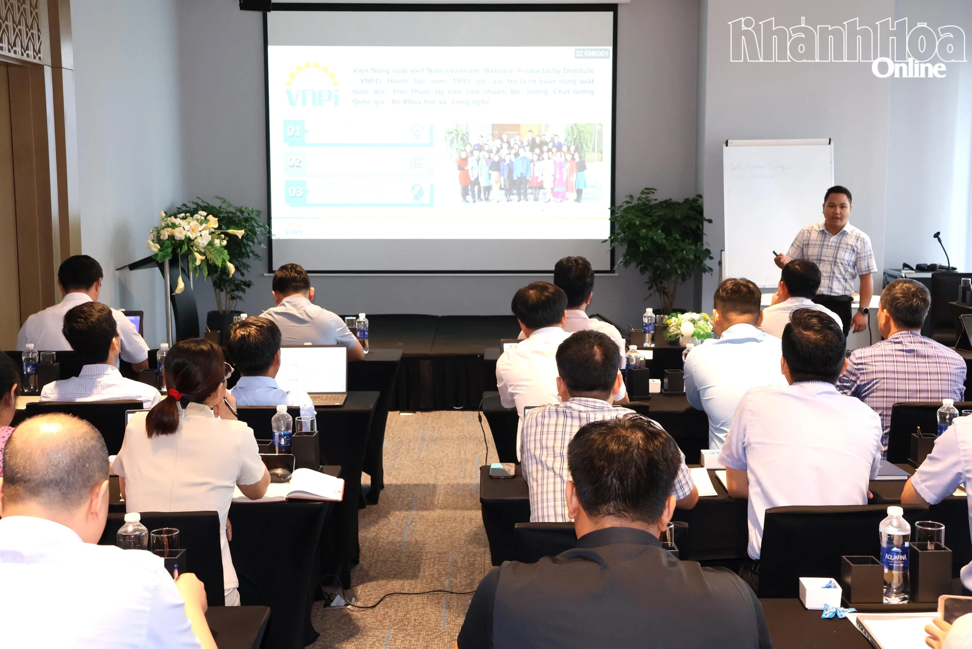 Chuyên gia đến từ Viện Năng suất Việt Nam trình bày một số mô hình quản lý nâng cao năng suất chất lượng.