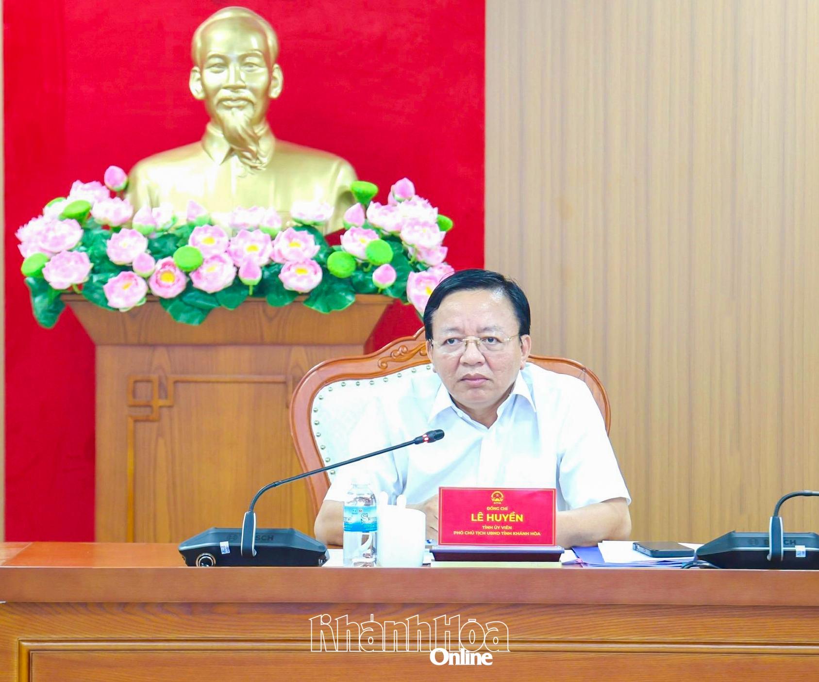 Đồng chí Lê Huyền chủ trì cuộc họp.