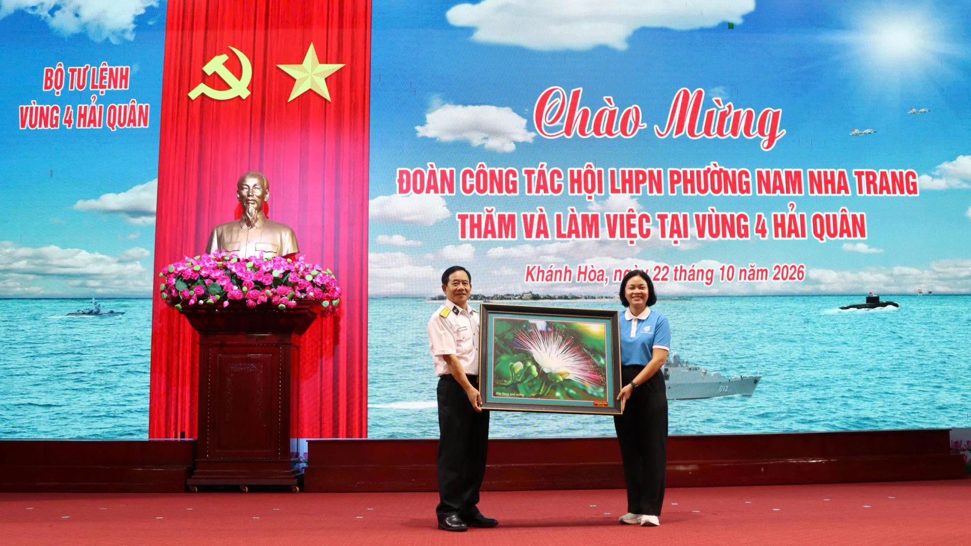 Bộ Tư lệnh Vùng 4 Hải quân tặng quà lưu niệm cho đoàn công tác.