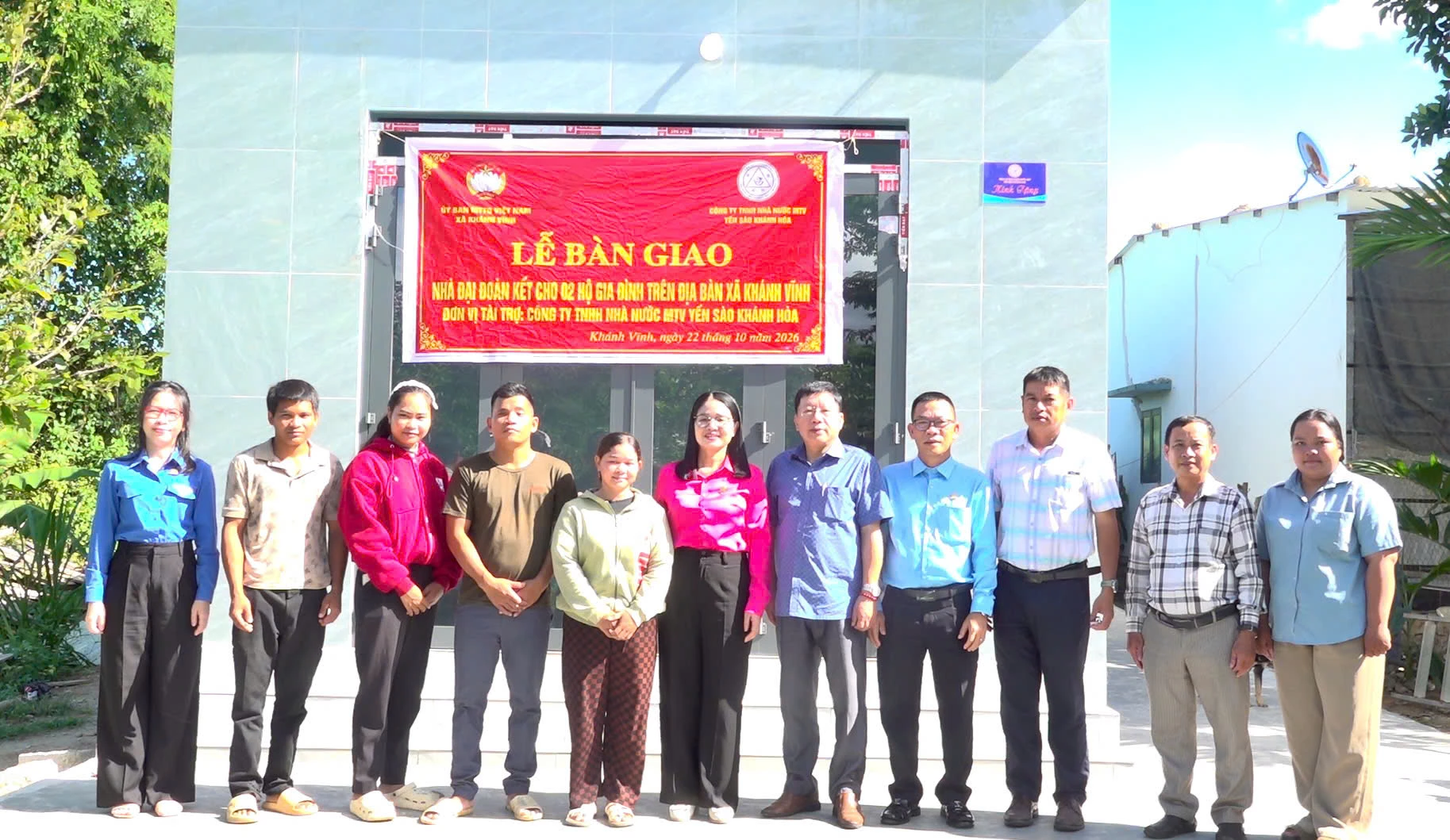 Ban tổ chức bàn giao nhà cho 2 gia đình. Ảnh: PHÙNG QUỲNH.