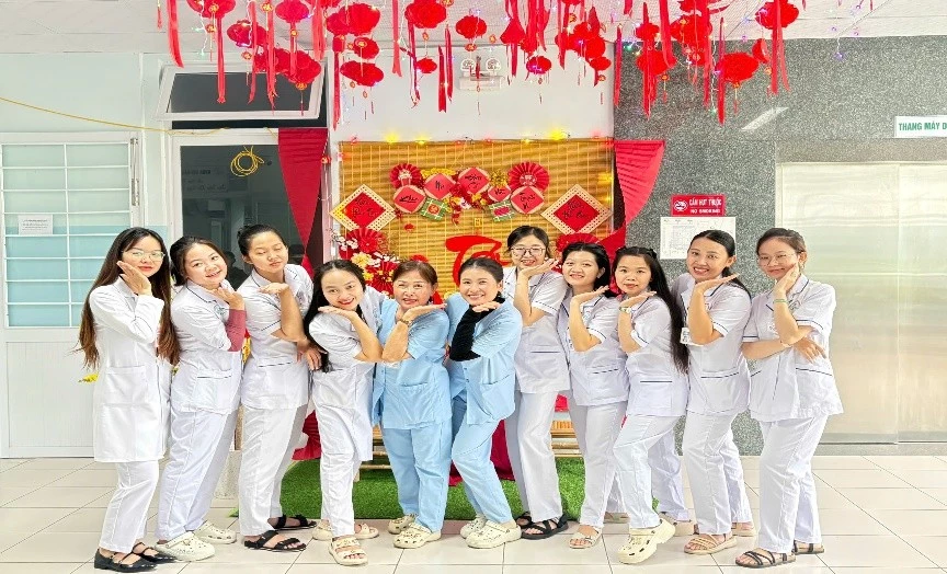 Tập thể nhân viên nữ khoa Nội Đầu cổ và tuyến vú Bệnh viện Ung bứu Khánh Hòa.