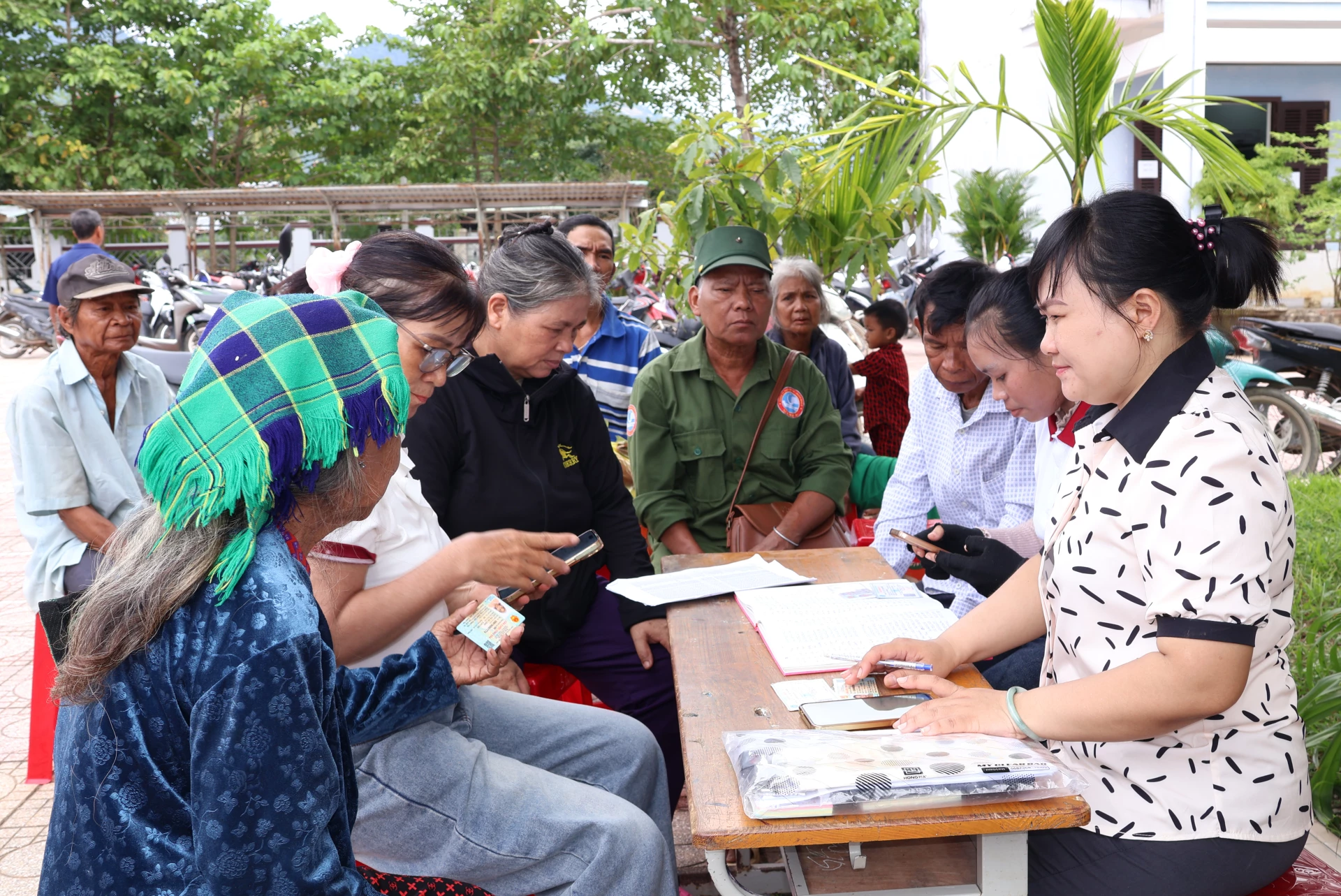 Tổ công nghệ số cộng đồng xã Trung Khánh Vĩnh hỗ trợ cập nhật tiện ích số cho người dân.