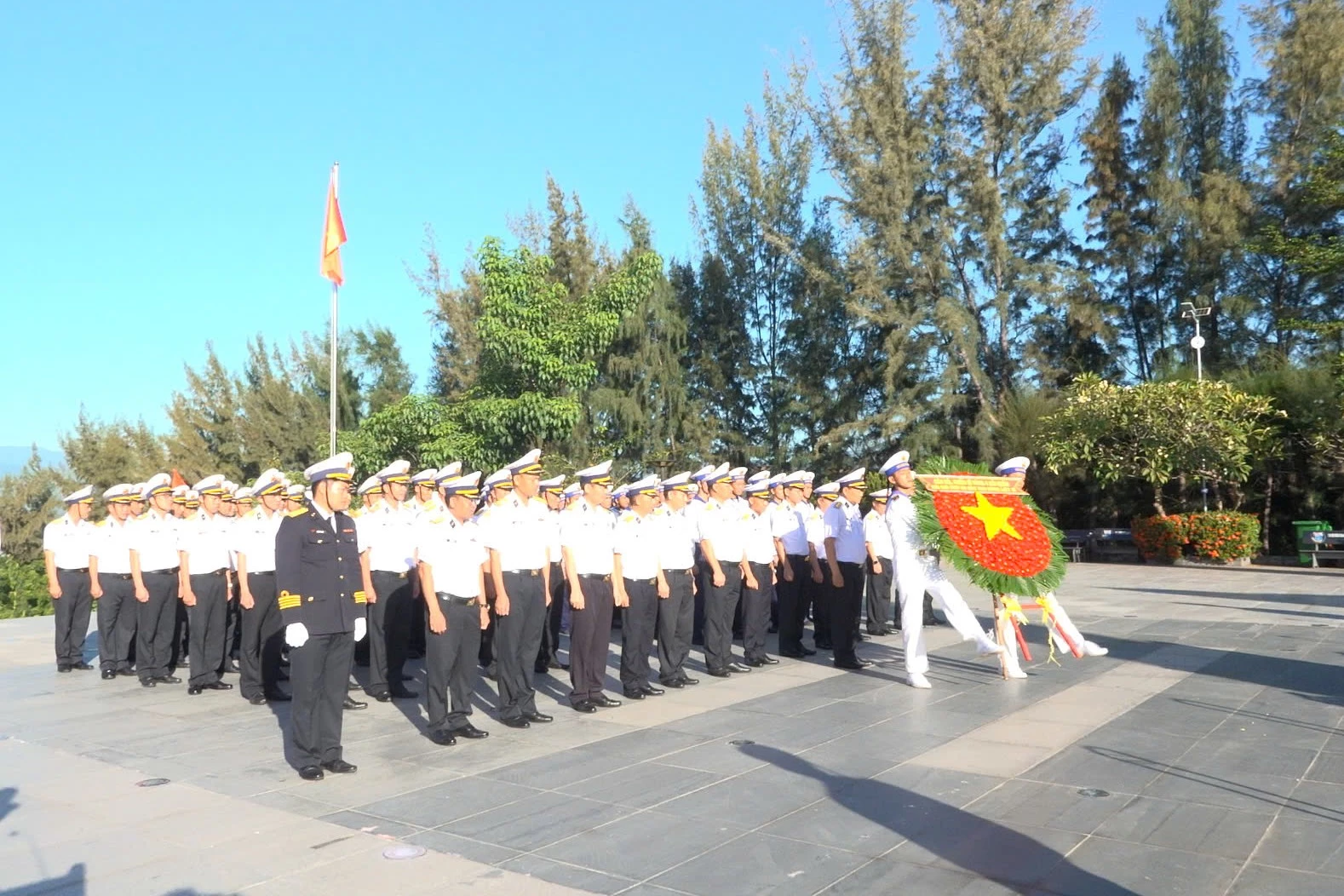 Quang cảnh lễ dâng hương tại Khu tưởng niệm chiến sĩ Gạc Ma.