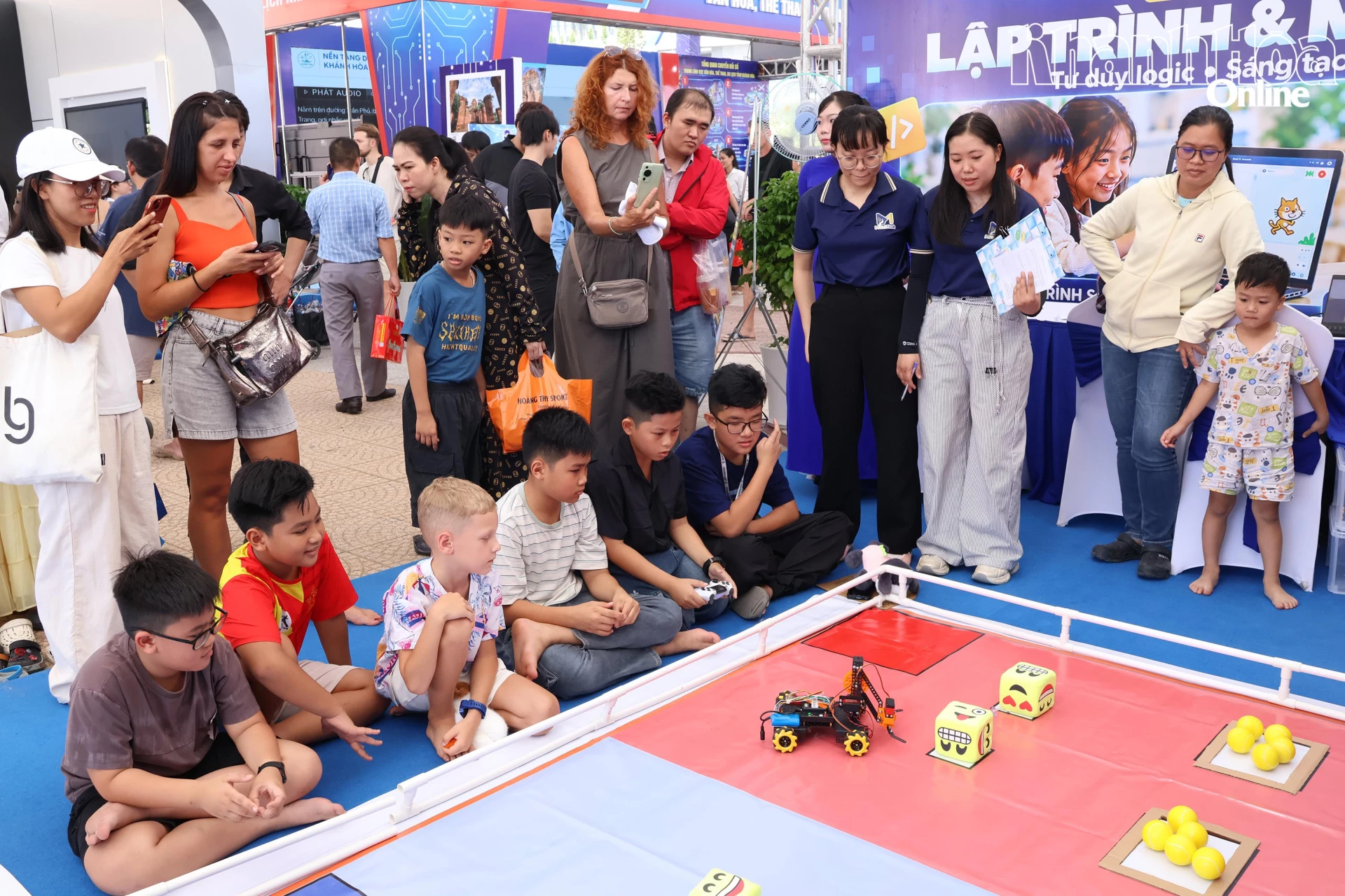 Đồng chí Nguyễn Thanh Hà – Phó Chủ tịch UBND tỉnh tham quan khu vực lắp ráp robot và trải nghiệm giáo dục STEM