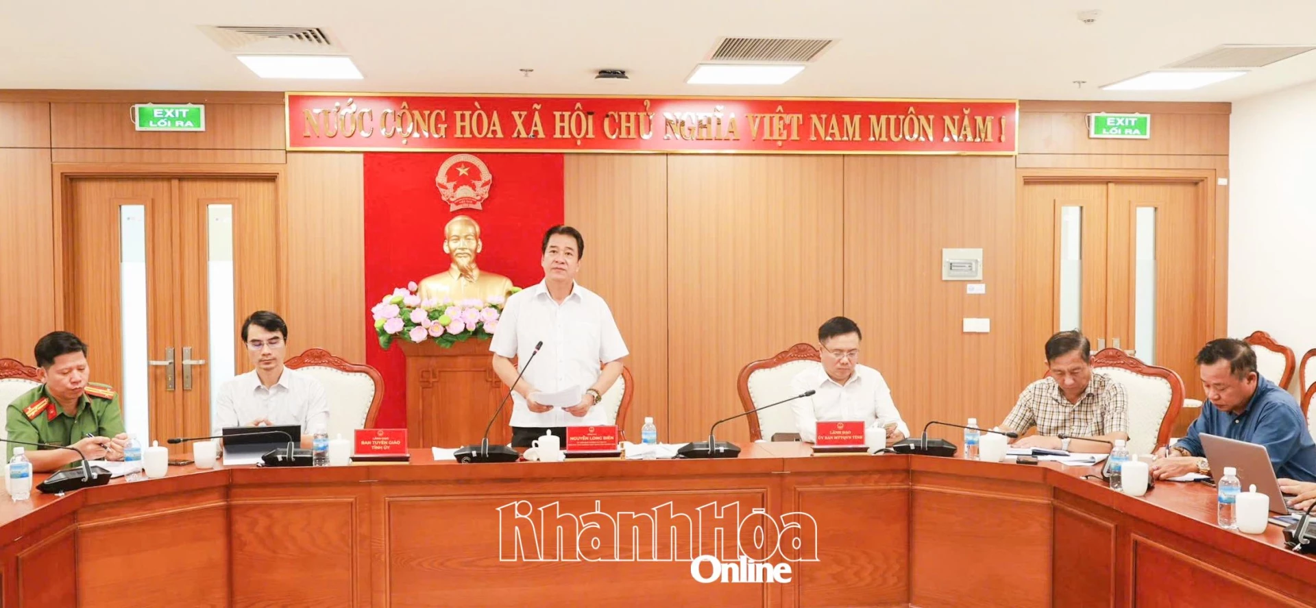 Phó Chủ tịch Thường trực UBND tỉnh Nguyễn Long Biên chủ trì cuộc họp.