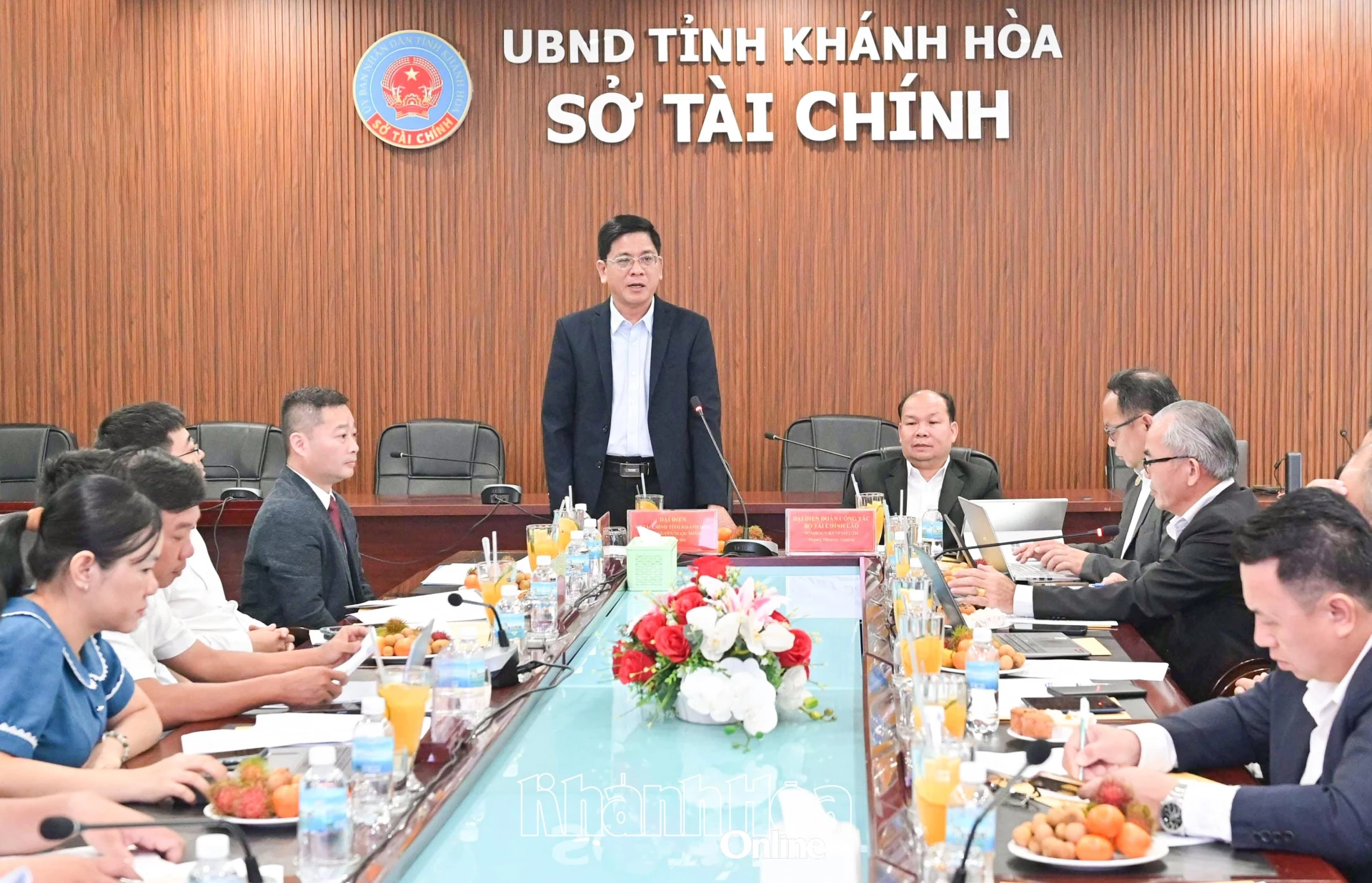 Quang cảnh buổi làm việc.