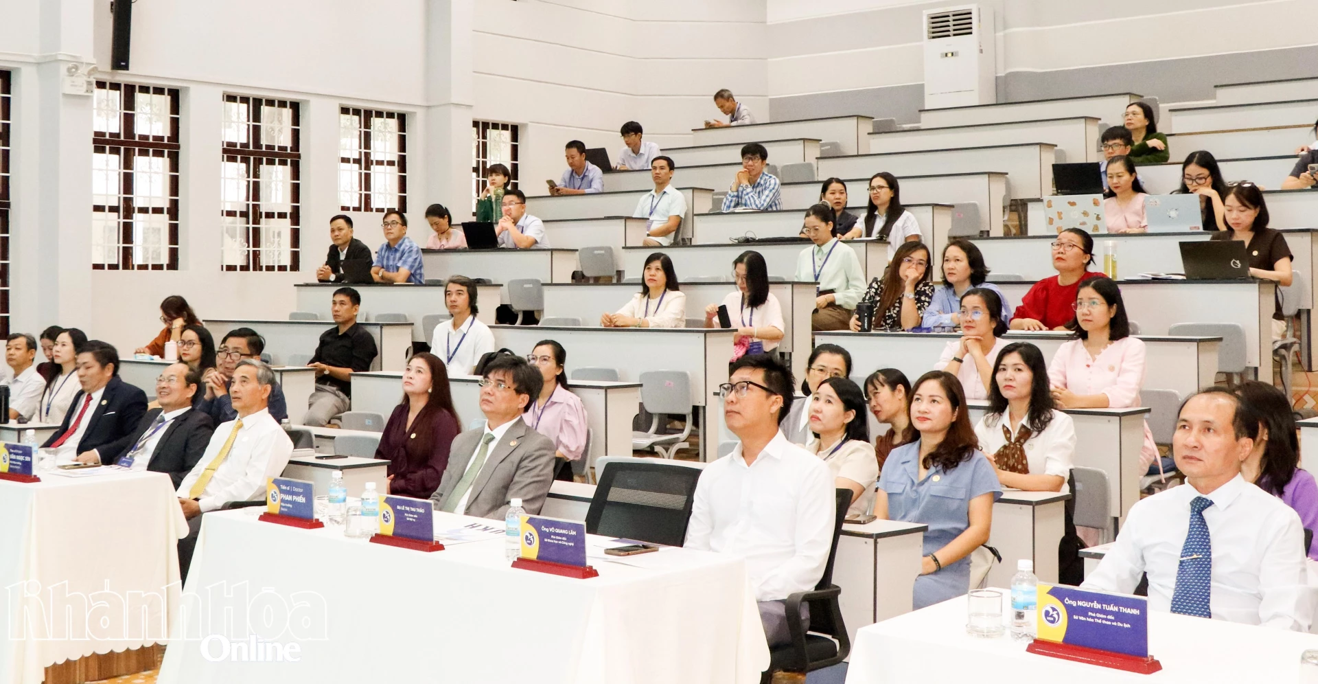 Các đại biểu tham dự lễ công bố.