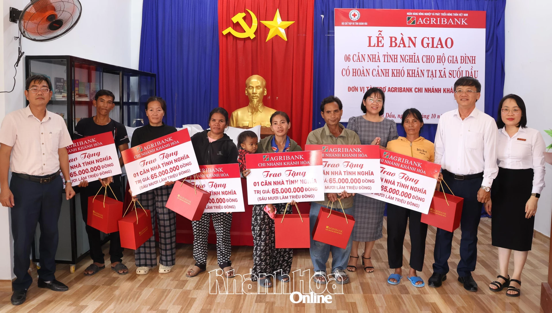 Bàn giao 15 căn nhà tình nghĩa cho hộ khó khăn ở tại xã Suối Dầu.