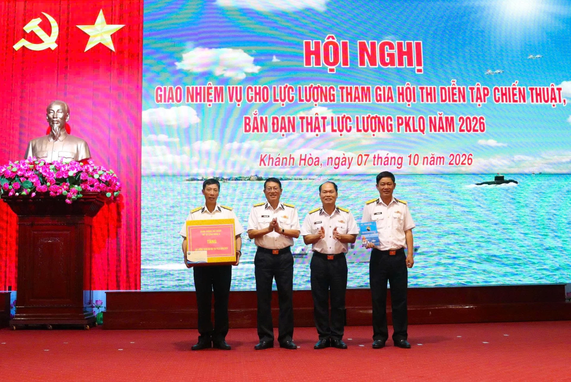 Đại tá Bùi Quang Thuyên trao quà động viên lực lượng tham gia hội thi diễn tập chiến thuật, bắn đạn thật phòng không lục quân năm 2026.