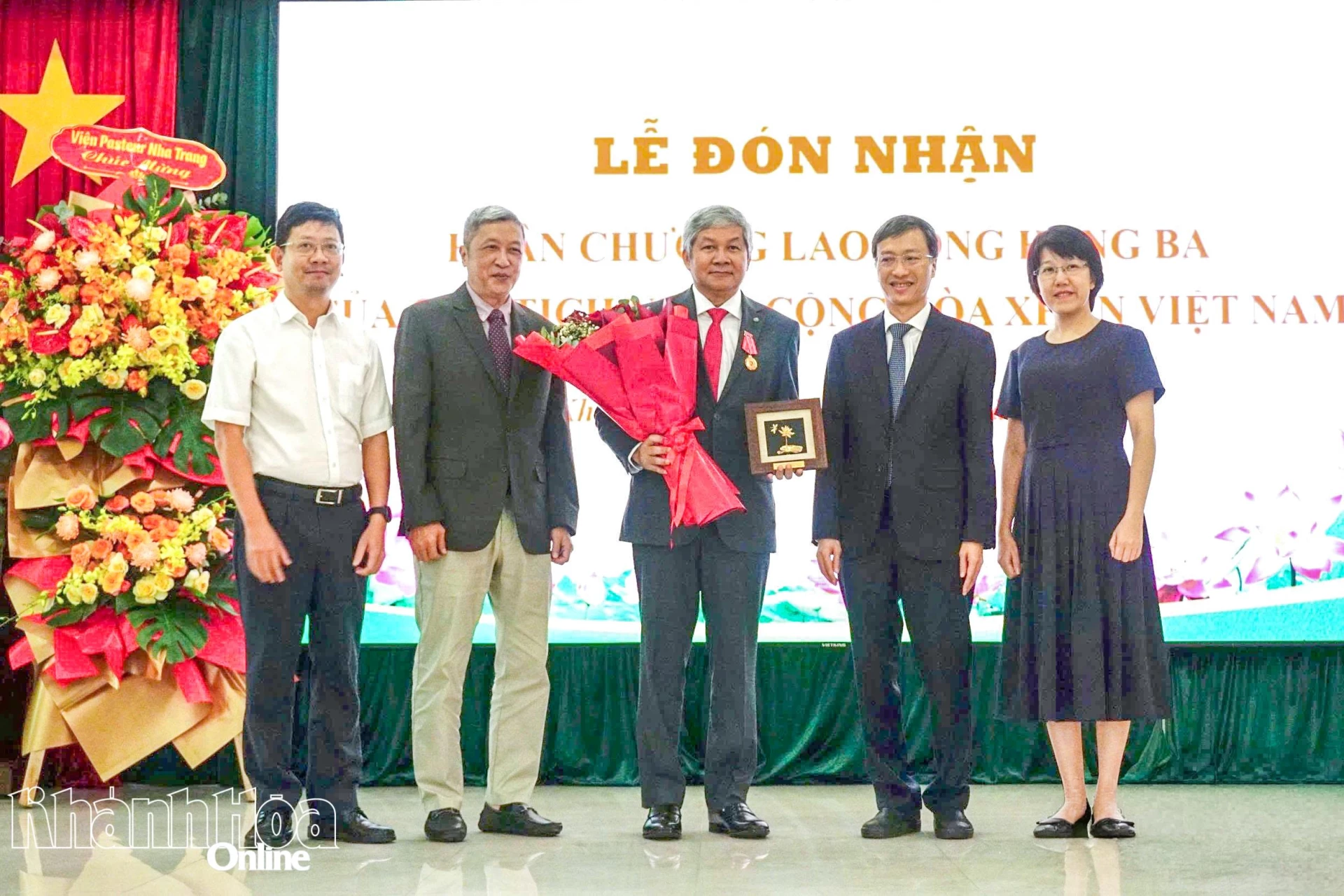 Đại diện Bộ Y tế và Đại học Nagasaki (Nhật Bản) tặng hoa và quà lưu niệm chúc mừng Giáo sư Yoshida Lay Myint.