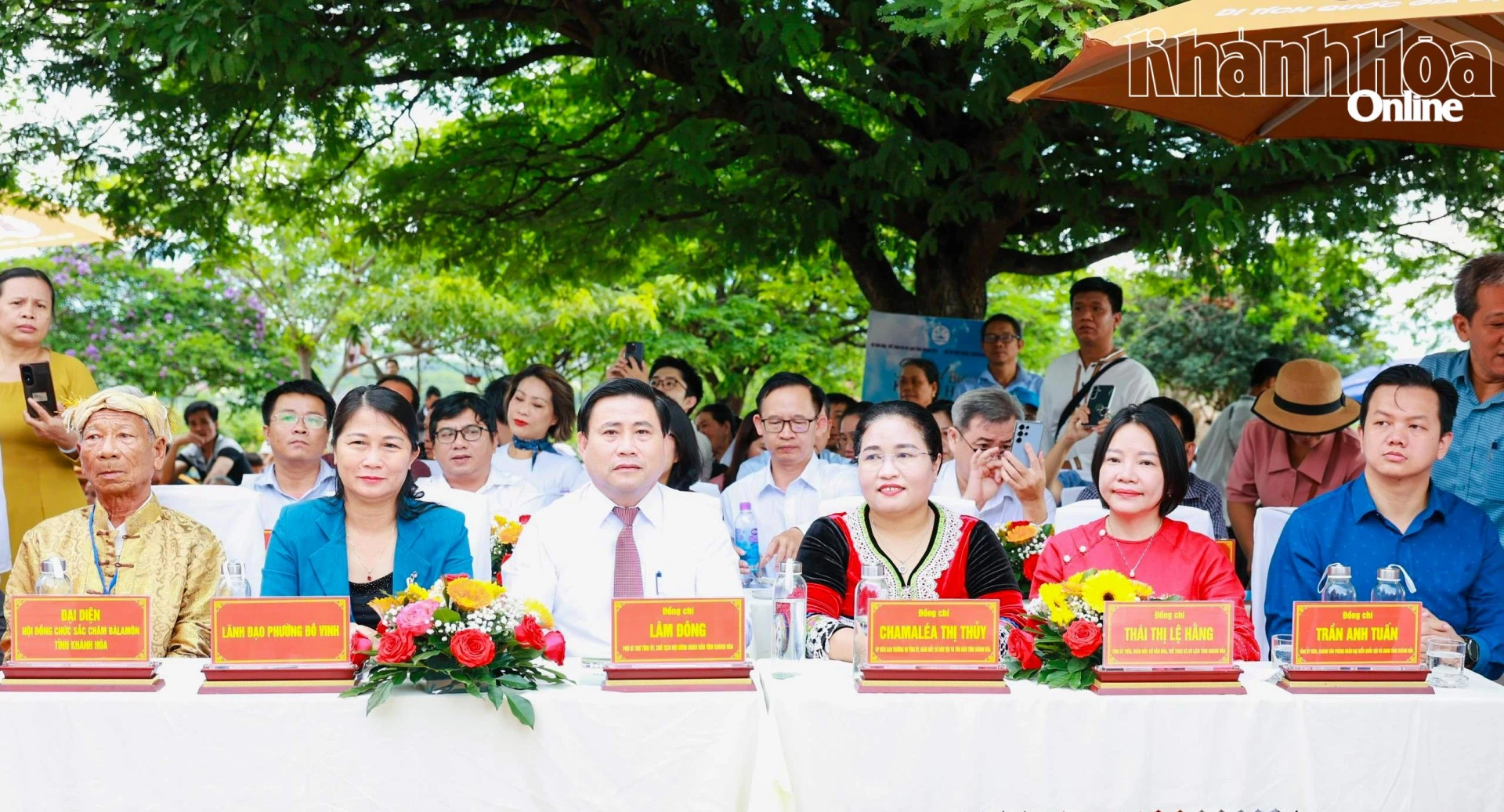 Đồng chí Lâm Đông và lãnh đạo các sở, ban, ngành, địa phương dự khai mạc Lễ hội Katê.