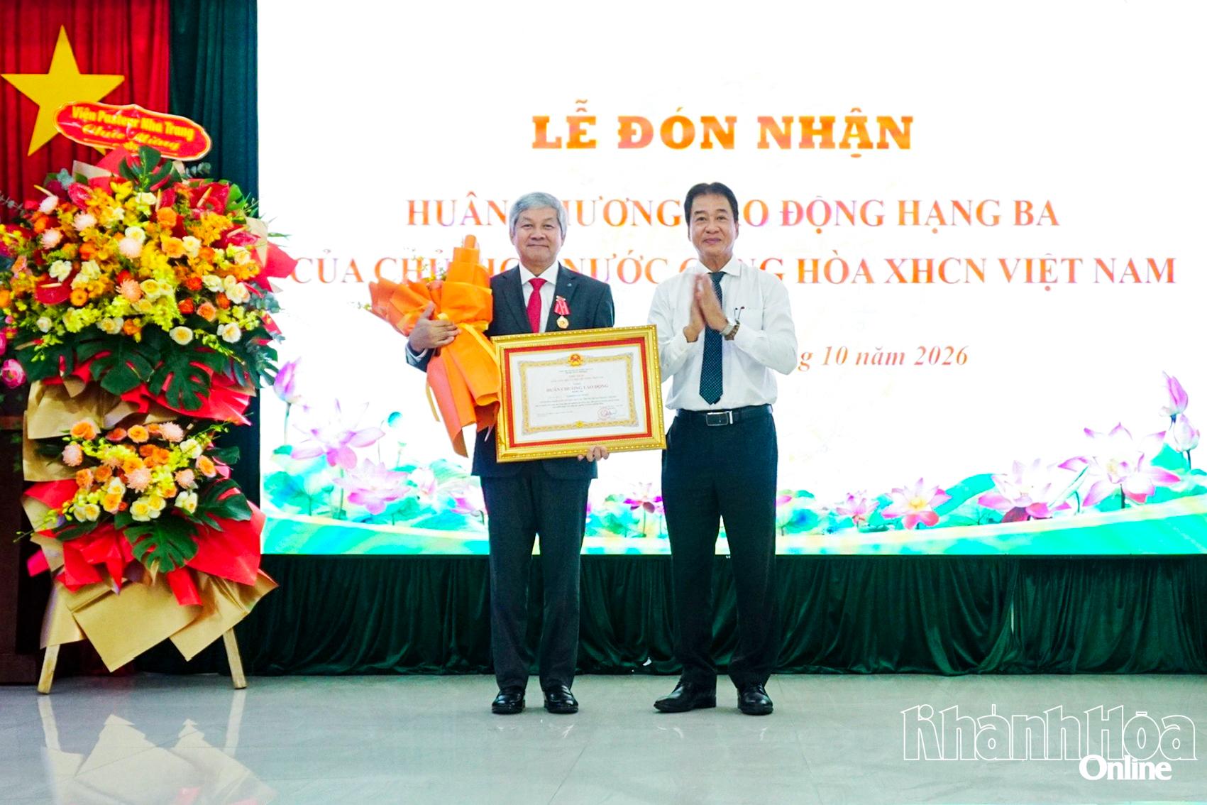 Thừa ủy quyền của Chủ tịch nước, đồng chí Nguyễn Long Biên trao Huân chương Lao động hạng Ba cho Giáo sư Yoshida Lay Myint.