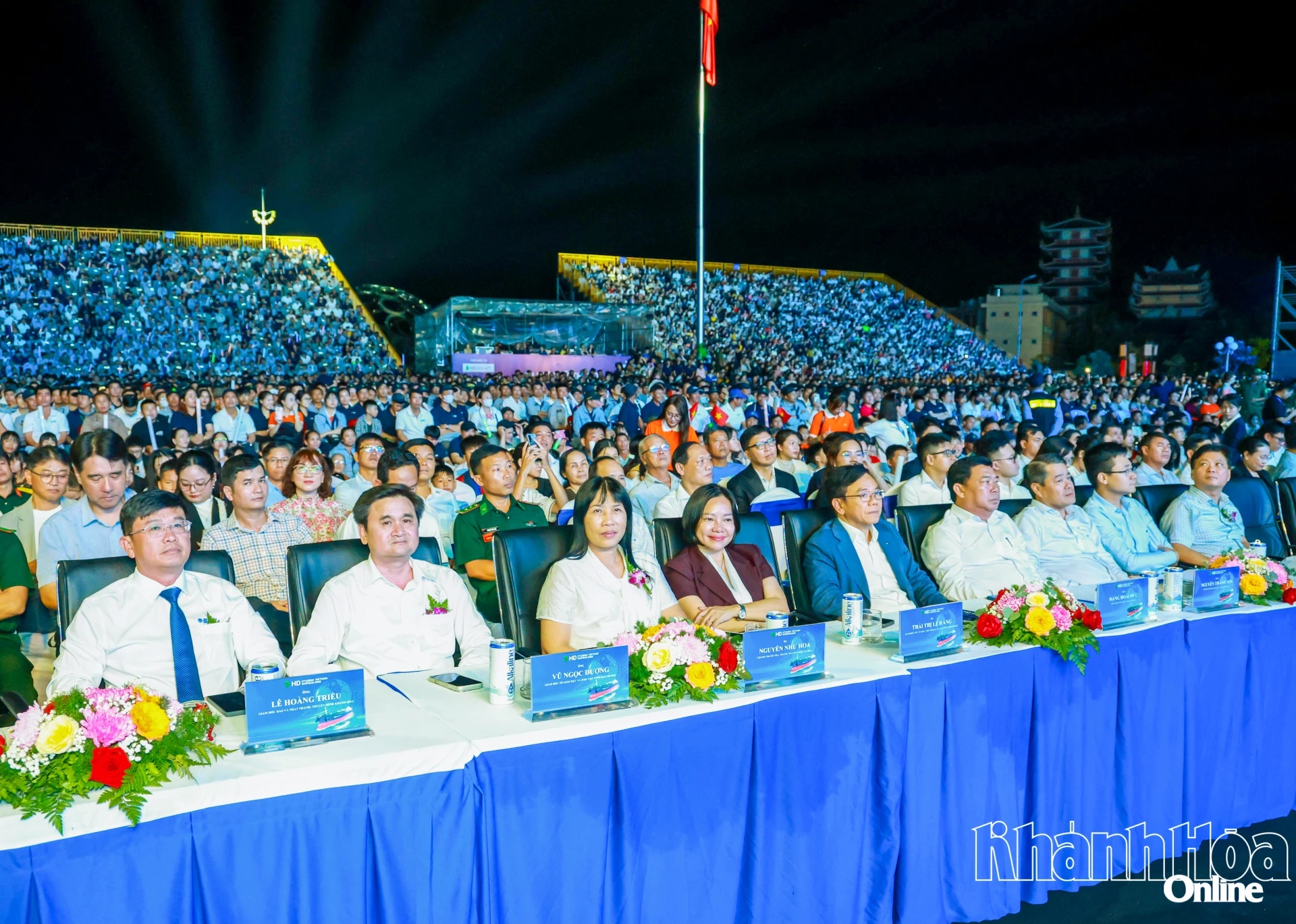Các đại biểu tham dự buổi lễ.