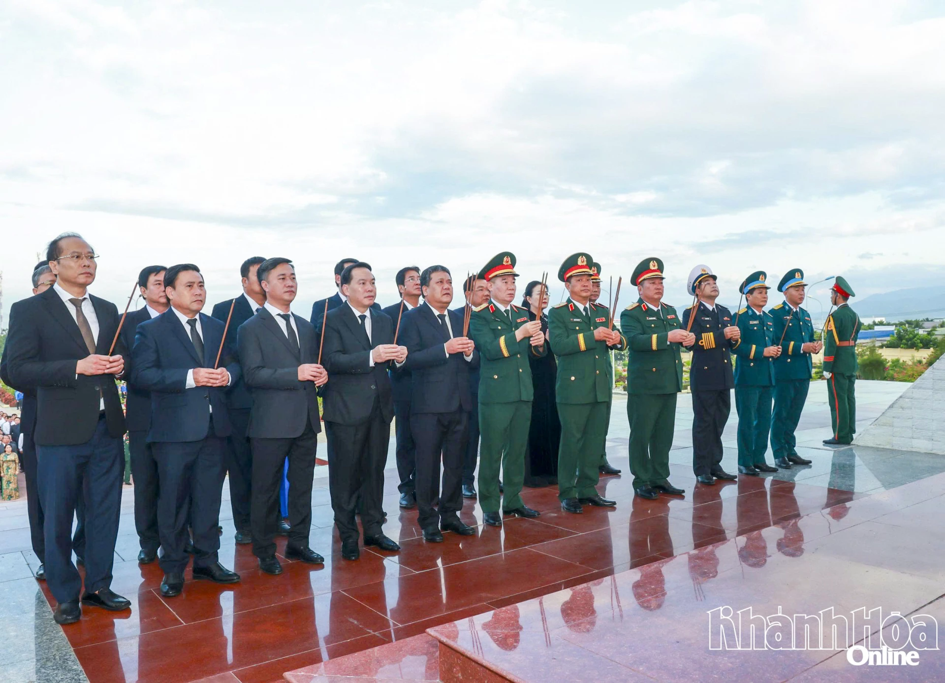 Các đại biểu thành kính dâng hương tưởng nhớ các anh hùng liệt sĩ.