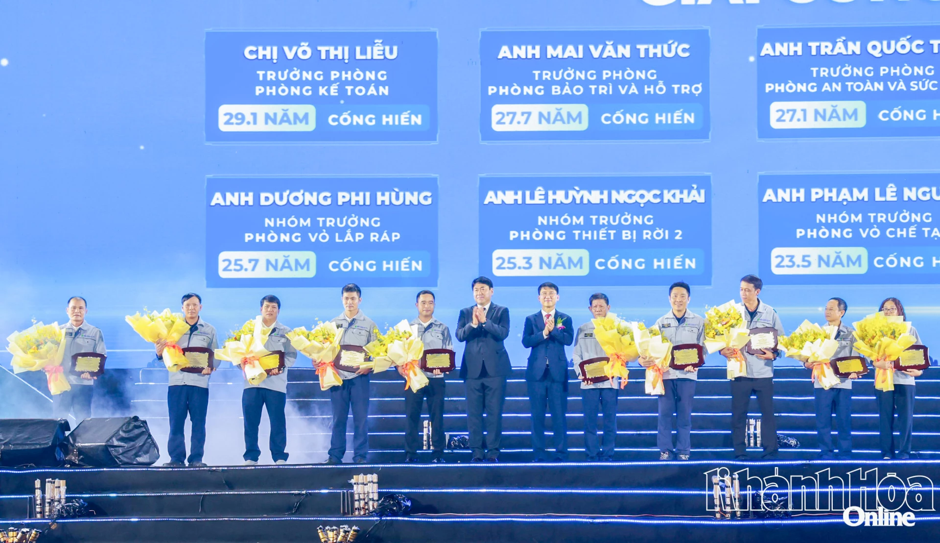 Lãnh đạo Công ty TNHH Đóng tàu HD Hyundai Việt Nam vinh danh người lao động.