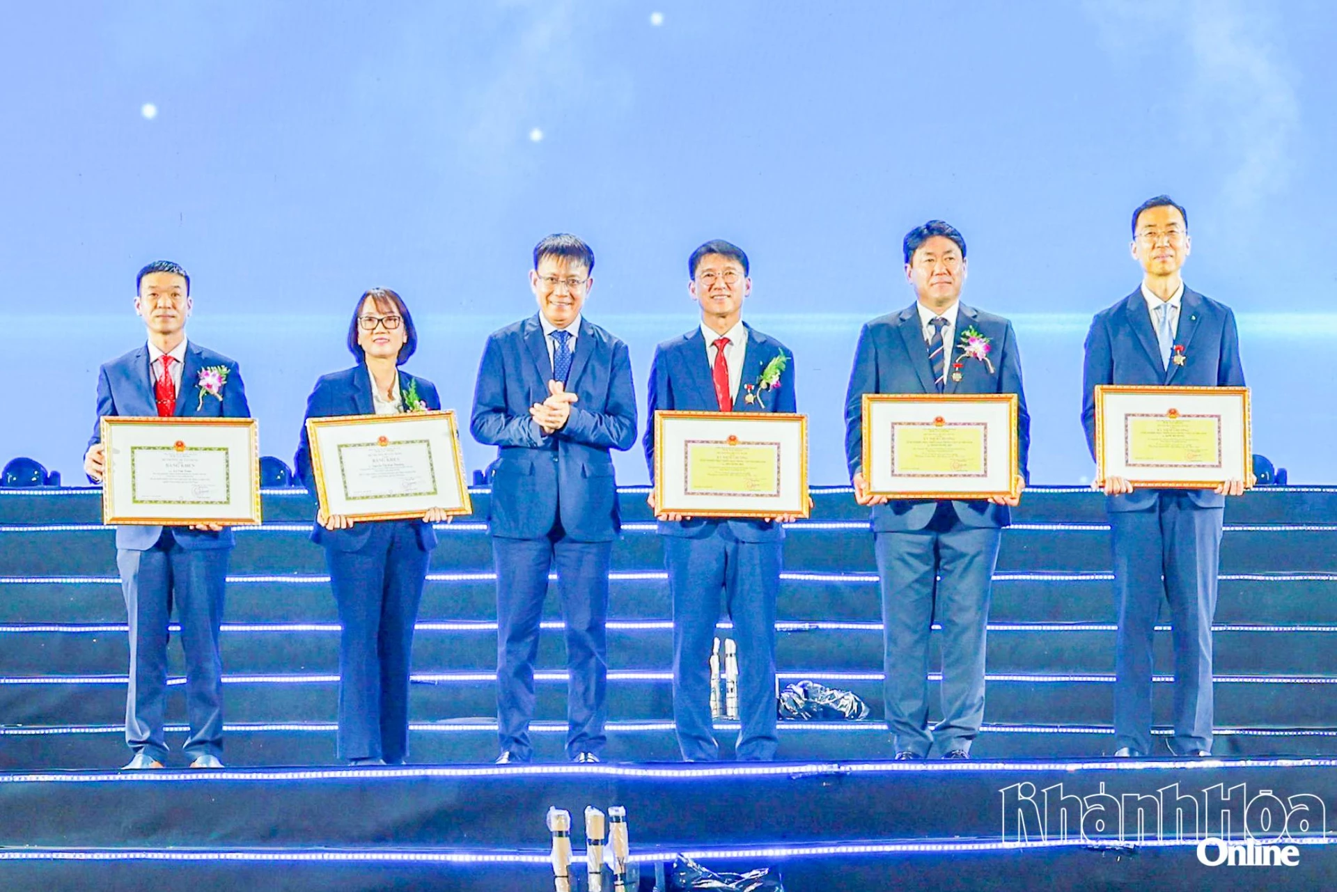 Lãnh đạo Cục Hàng hải và Đường thủy Việt Nam trao bằng khen, kỷ niệm chương của Bộ Xây Dựng cho tập thể và cá nhân xuất sắc của Công ty TNHH Đóng tàu HD Hyundai Việt Nam.