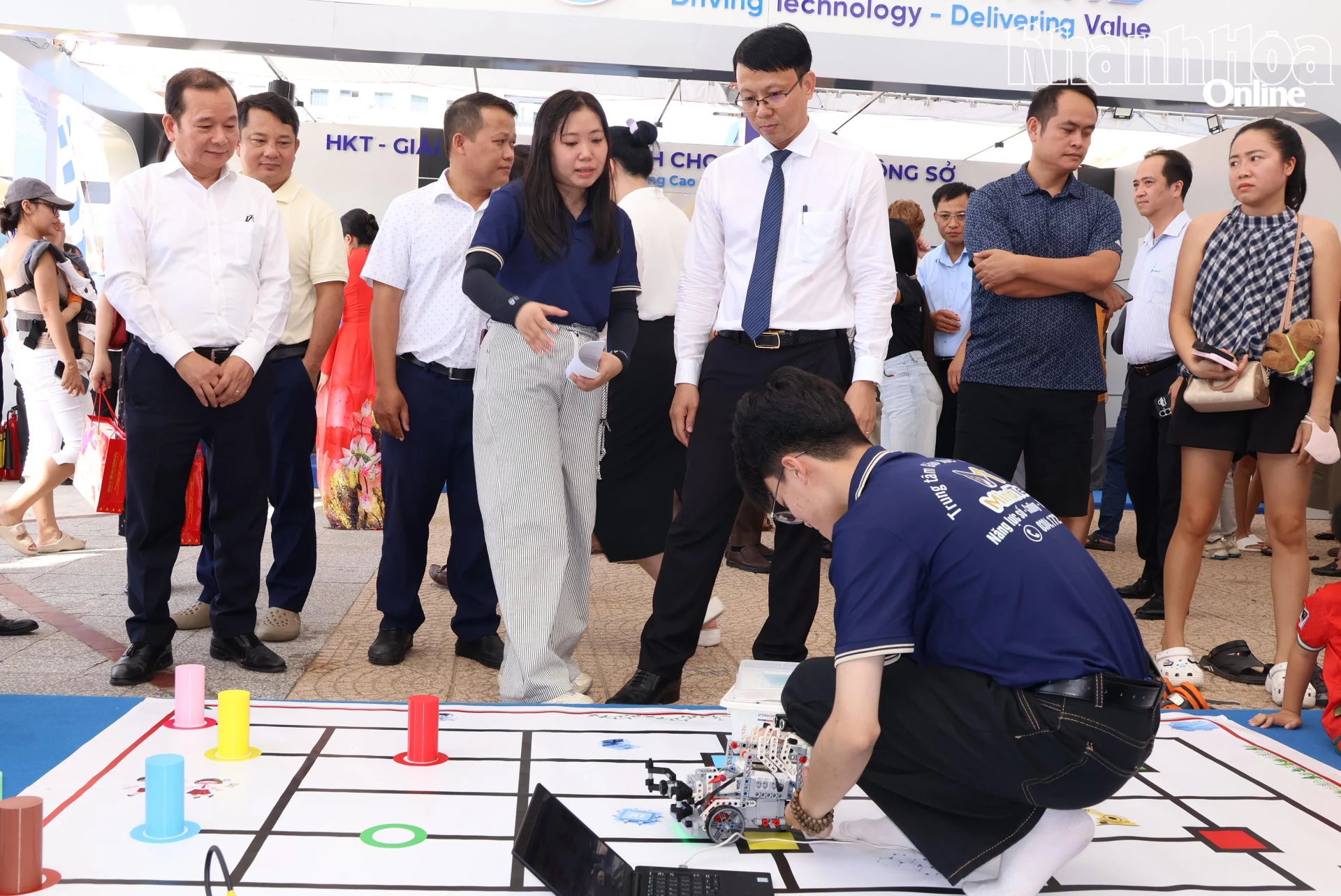 Đồng chí Nguyễn Thanh Hà – Phó Chủ tịch UBND tỉnh tham quan khu vực lắp ráp robot và trải nghiệm giáo dục STEM.
