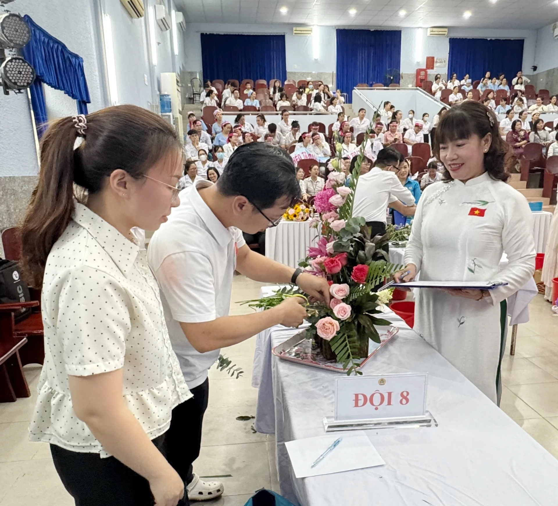 Các đội thi cắm hoa.