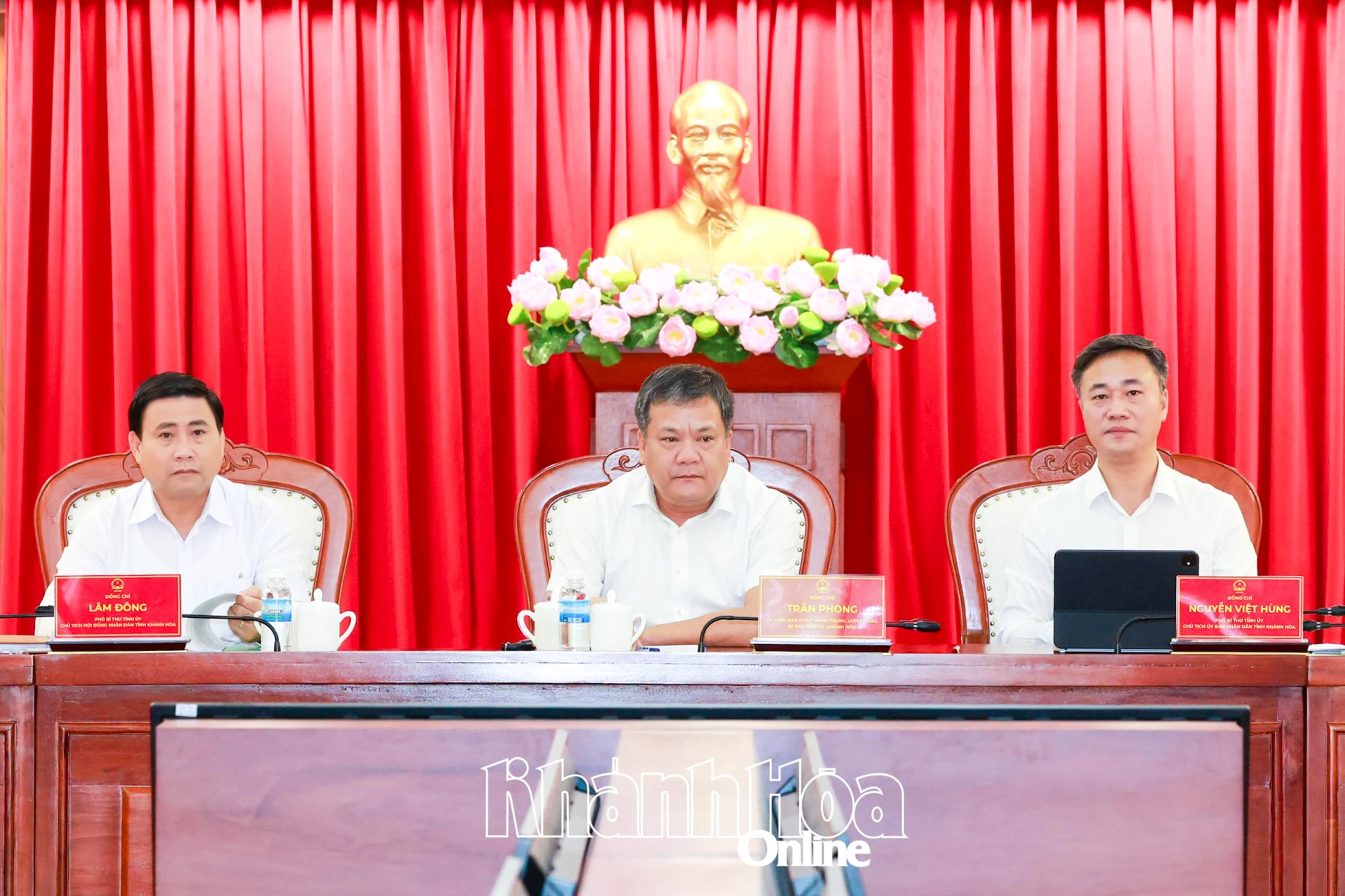Các đồng chí: Trần Phong, Lâm Đông, Nguyễn Việt Hùng tham dự hội nghị tại điểm cầu Khánh Hòa.