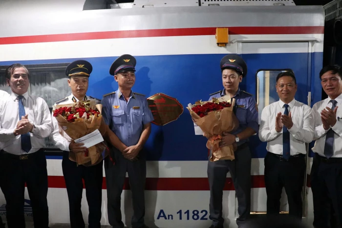 Đưa vào hoạt động đoàn tàu du lịch chất lượng cao SNT1/SNT2 chạy tuyến TP. Hồ Chí Minh - Nha Trang