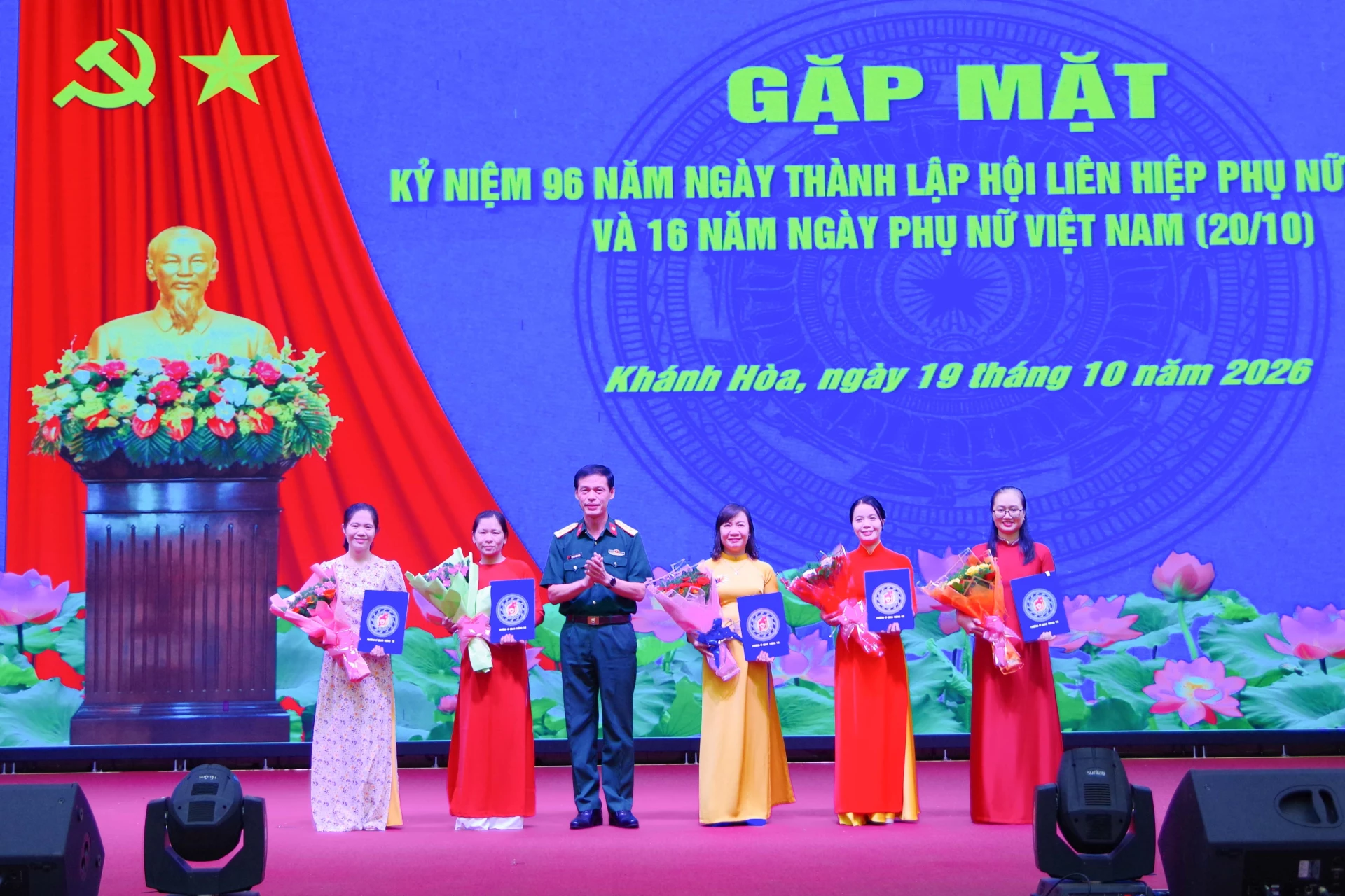 Đại tá Nguyễn Đức Thuận tặng hoa chúc mừng đại diện các hội phụ nữ trong nhà trường.