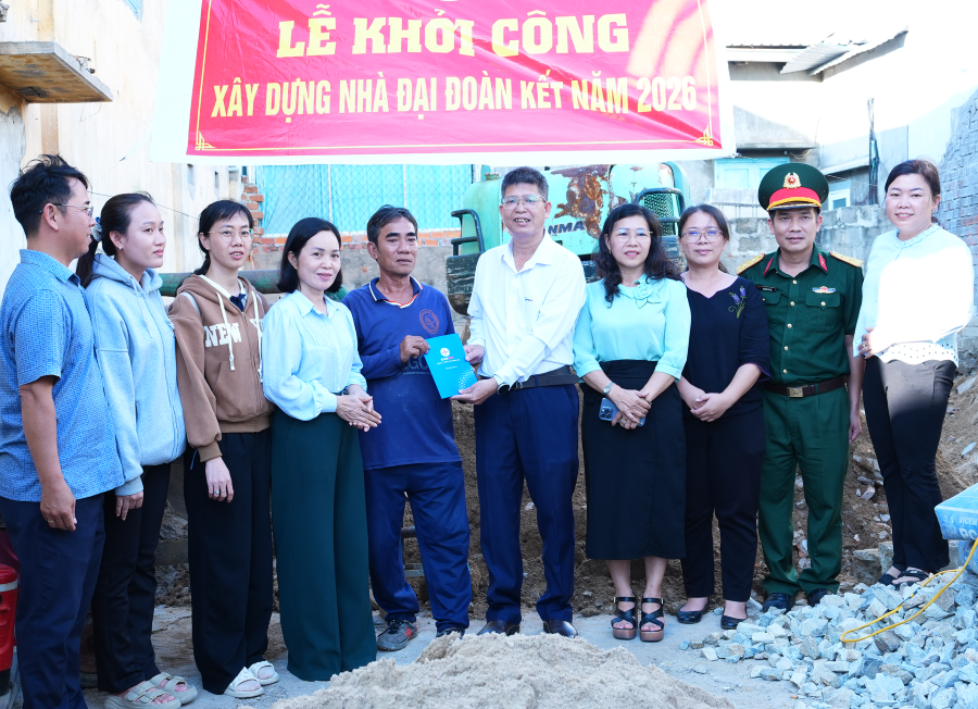 Đại diện Công ty Điện lực Khánh Hòa trao kinh phí hỗ trợ xây nhà cho gia đình ông Phan Ngọc Pha.