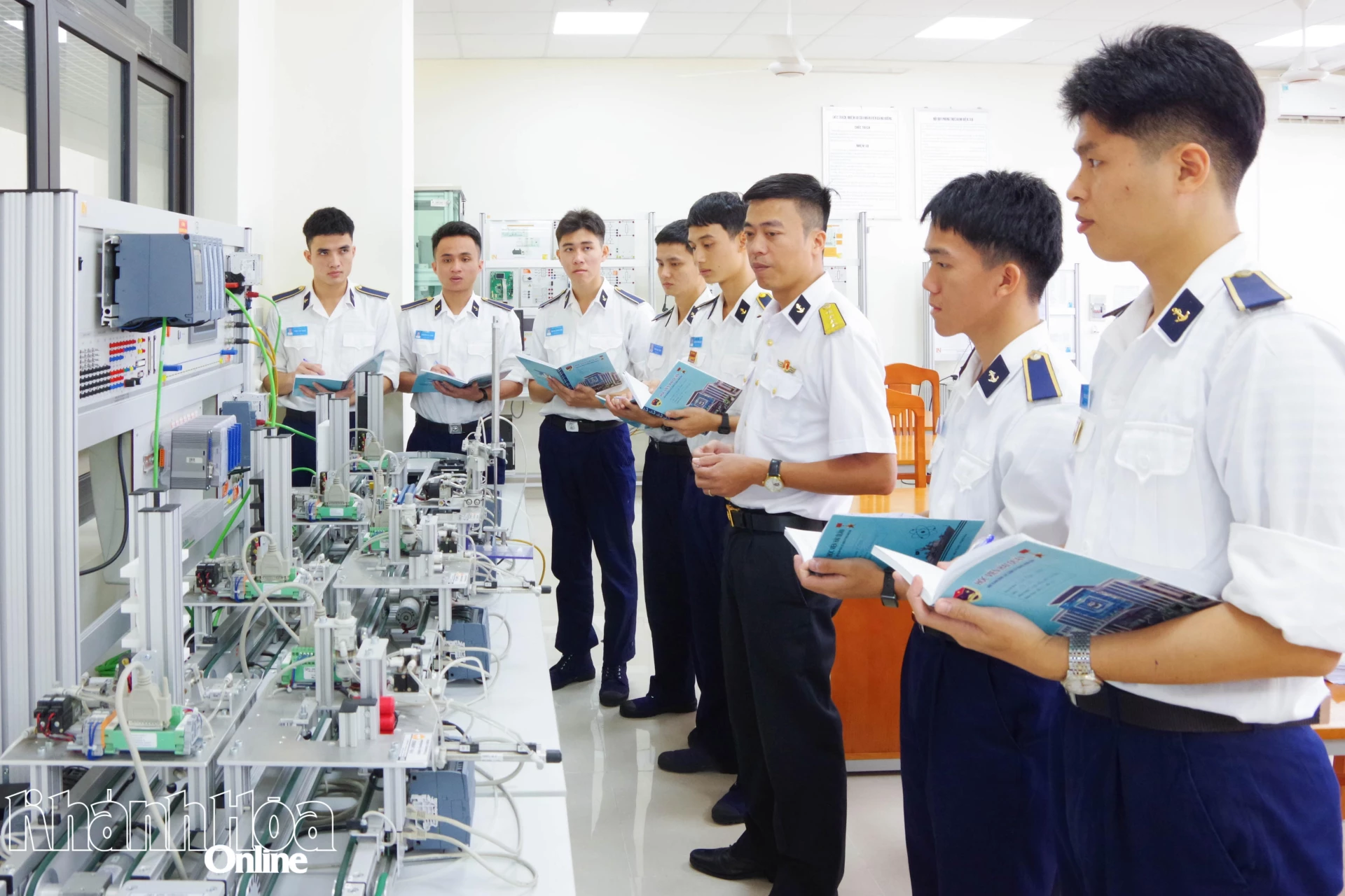 Giờ học thực hành chuyên ngành của học viên tại Khoa Cơ điện.