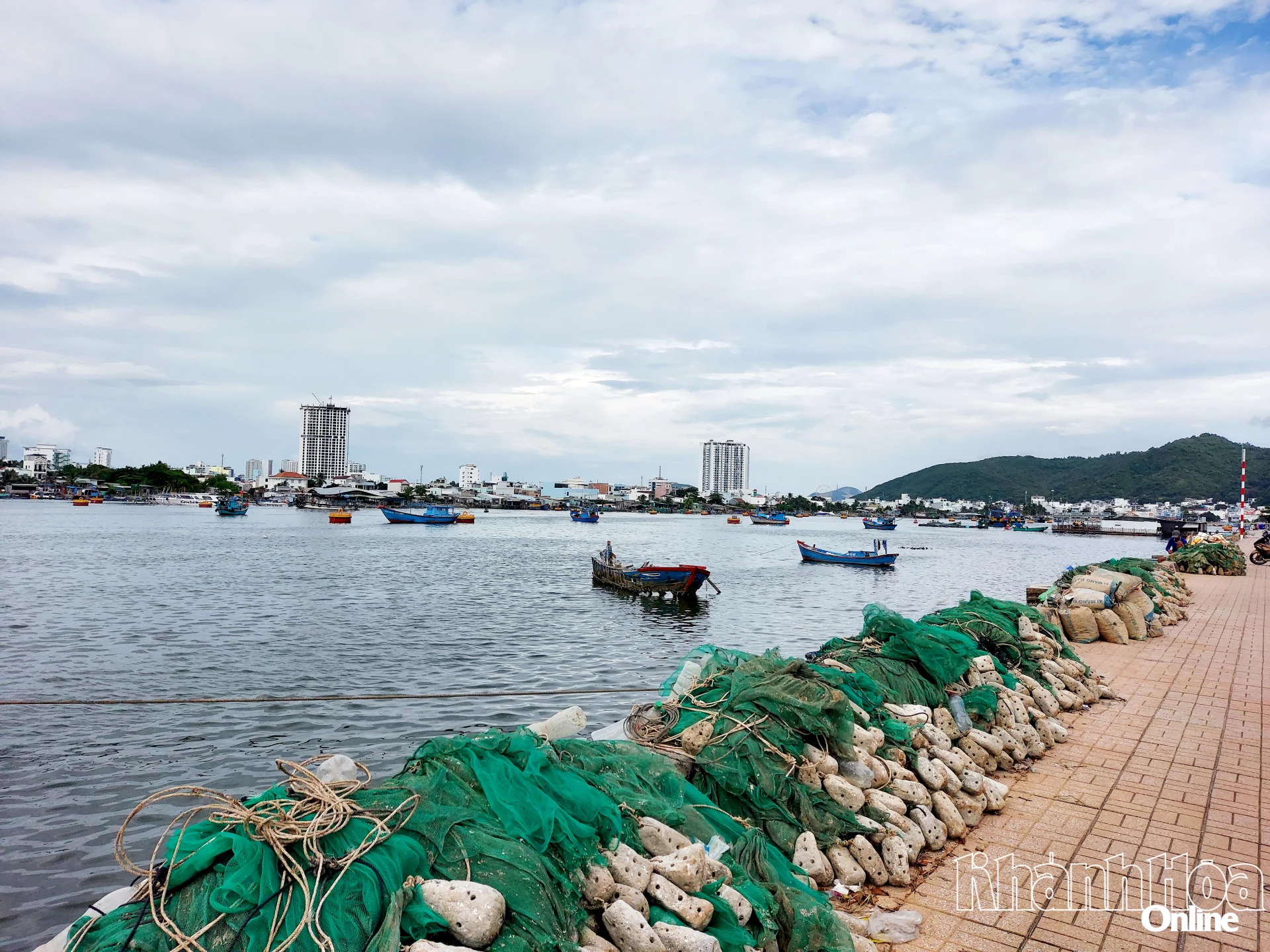 Chiều bình yên bên bờ kè  đường Nguyễn Văn Linh. Ảnh: B.T
