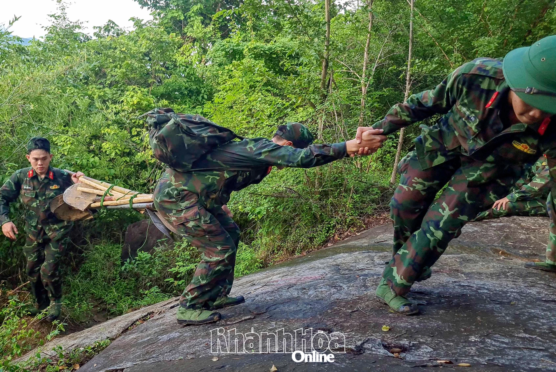Các thành viên hỗ trợ nhau vượt qua khu vực địa hình hiểm trở.