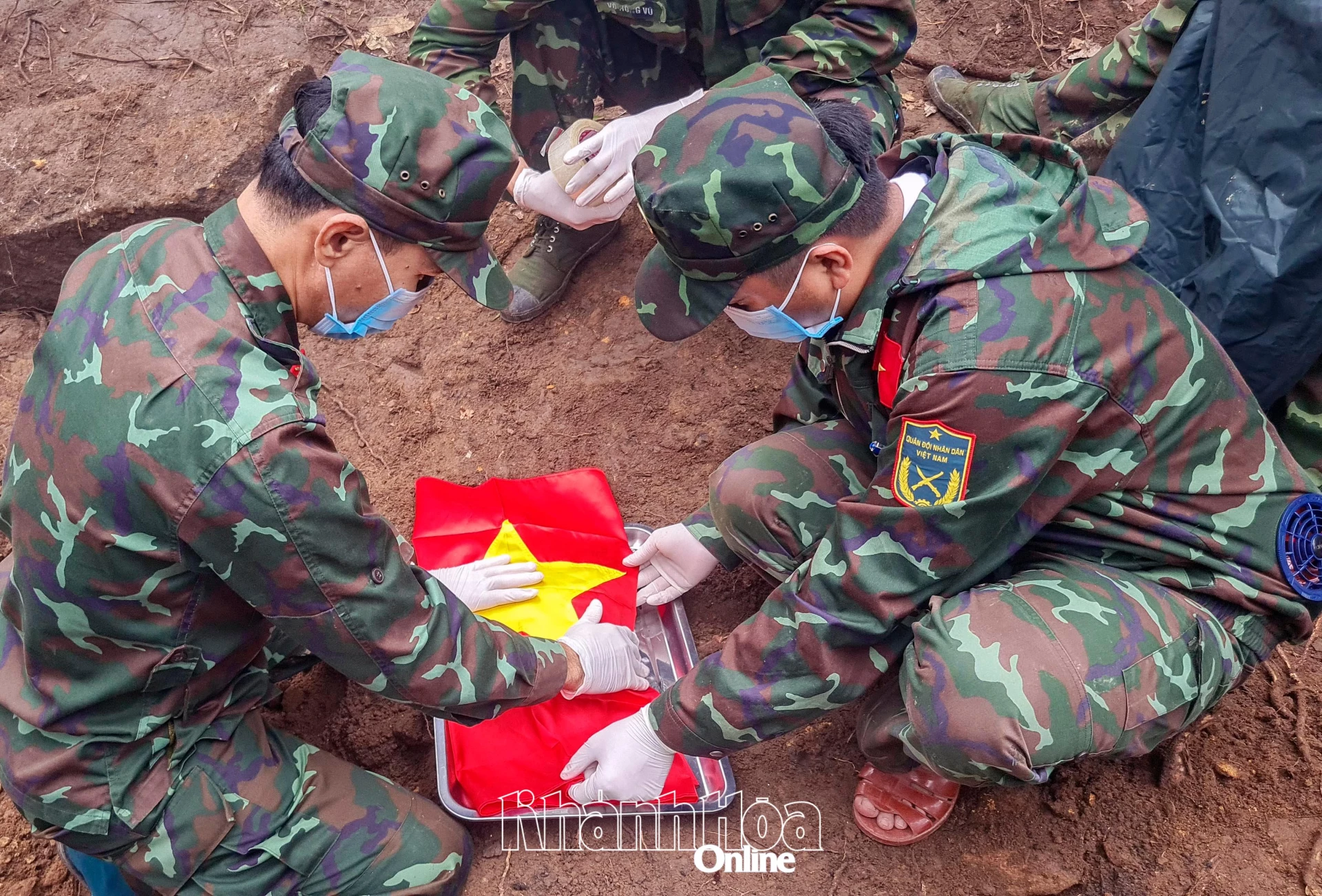 Cán bộ, chiến sĩ cẩn thận bao gói hài cốt liệt sĩ, rồi đặt vào ba lô để đưa xuống núi.