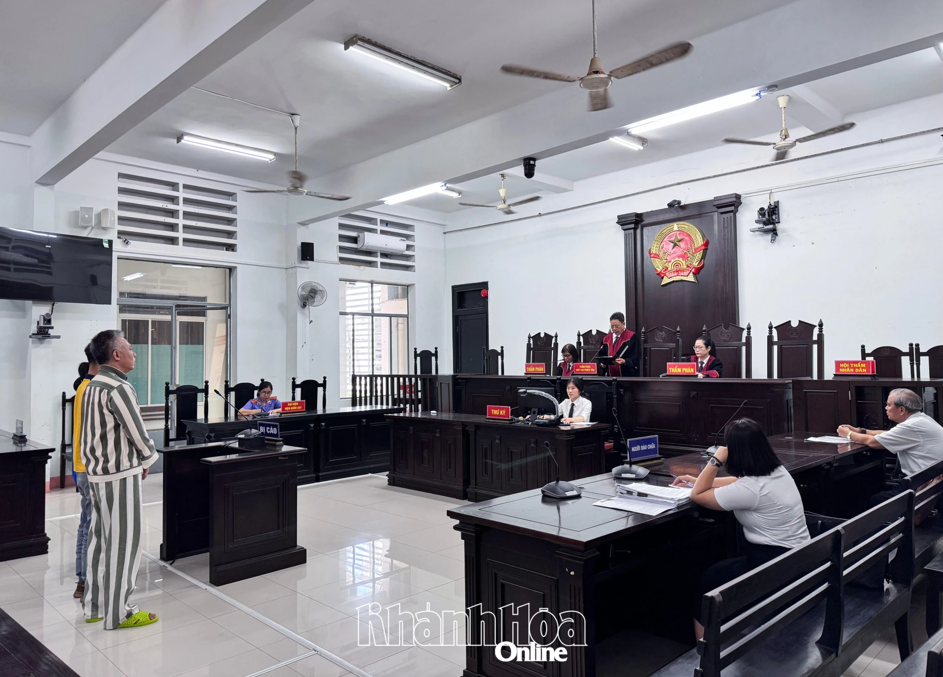 Hội đồng xét xử phúc thẩm tuyên án.