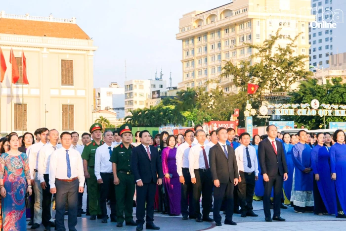 Lãnh đạo tỉnh và hơn 1.000 cán bộ, hội viên phụ nữ dự Lễ chào cờ tháng 10